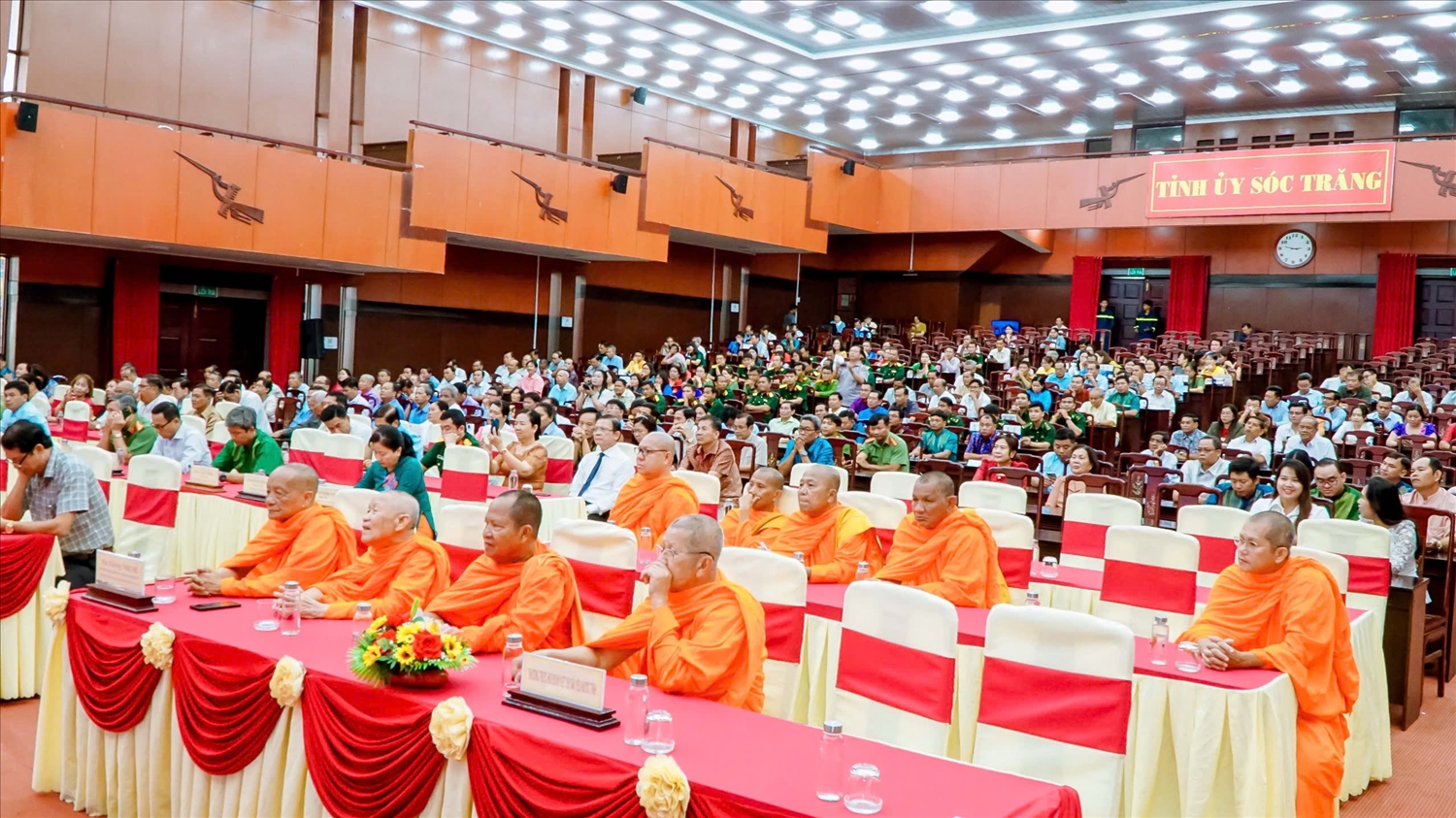 Các vị Hòa thượng, Thượng tọa, sư sãi Phật giáo Nam tông Khmer tham dự buổi họp mặt. (Ảnh Báo Dân Tộc)