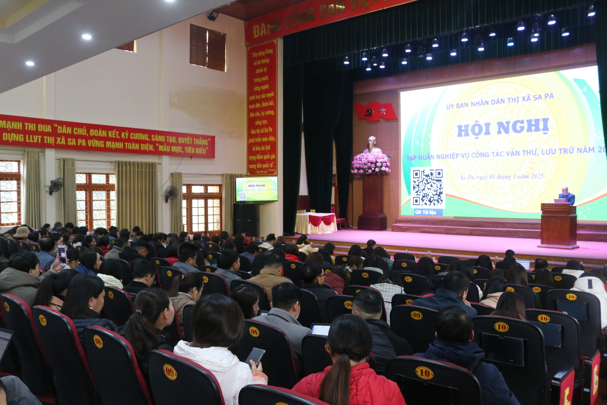 Chiều ngày 1/4, UBND thị xã Sa Pa tổ chức hội nghị tập huấn nghiệp vụ công tác văn thư, lưu trữ năm 2025. (Ảnh Truyền Hình Sa Pa)