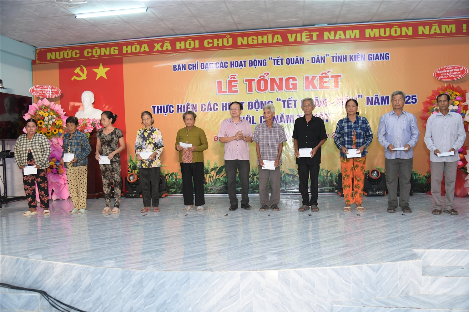 Chủ tịch Hội Nông dân tỉnh Kiên Giang Đỗ Trần Thịnh trao quà cho 10 hội viên nông dân có hoàn cảnh khó khăn - Ảnh Báo Dân Tộc  