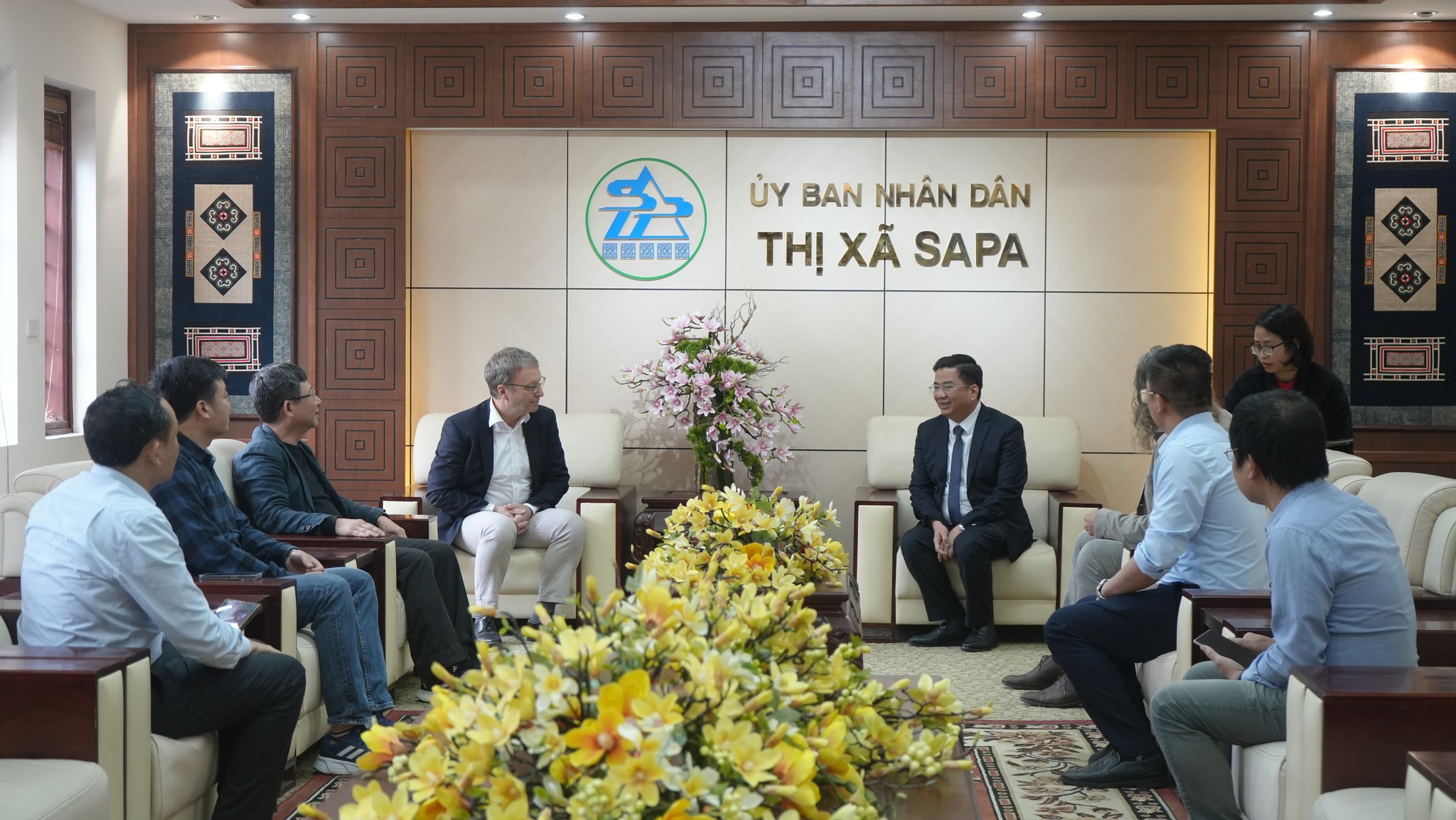 Chủ tịch UBND thị xã Sa Pa – đã chủ trì buổi làm việc với đoàn chuyên gia, nhà khoa học đến từ Cộng hòa Áo. (Ảnh Truyền Hình Sa Pa)