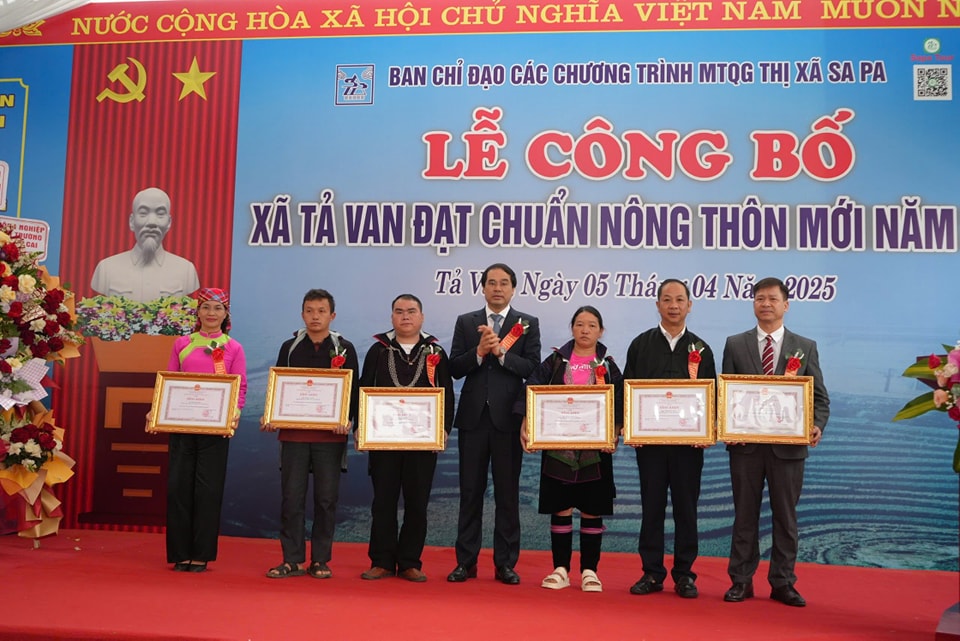 Chủ tịch UBND tỉnh đã trao Bằng khen cho 6 cá nhân có thành tích xuất sắc trong phong trào xây dựng nông thôn mới. (Ảnh Truyền Hình Sa Pa)