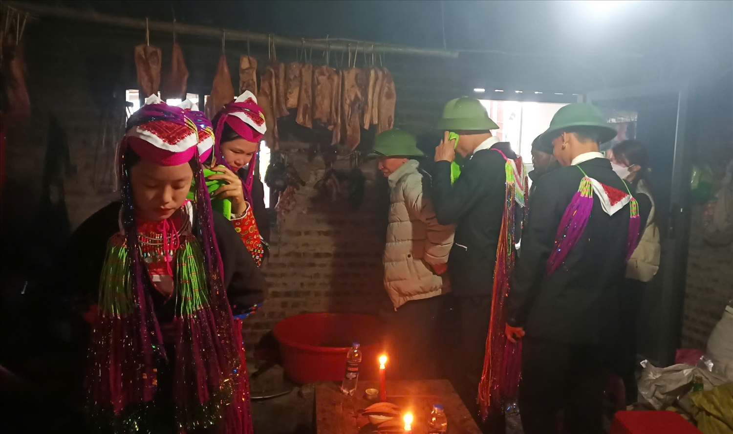 Cô dâu chú rể được dắt đi vòng quanh mâm chỉ có hai bát cơm trắng cùng hai chén rượu để làm thủ tục nhập gia. (Ảnh Báo Dân Tộc)
