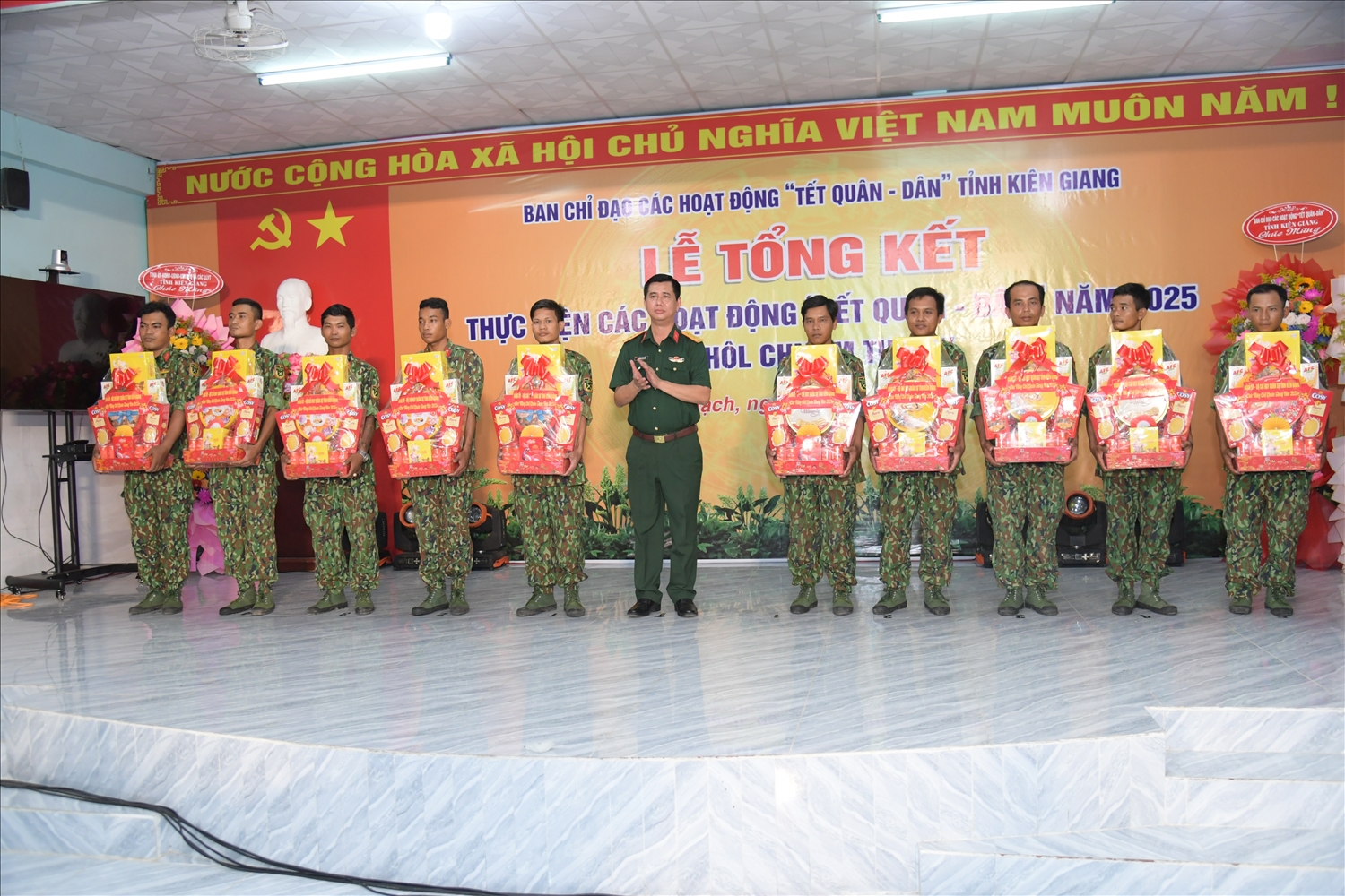 Đại tá Huỳnh Văn Khởi - Chính ủy Bộ Chỉ huy Quân sự tỉnh, Phó trưởng Ban Thường trực Ban Chỉ đạo các hoạt động “Tết Quân - Dân” tỉnh Kiên Giang tặng quà cho các dân quân tự vệ - Ảnh Báo Dân Tộc   