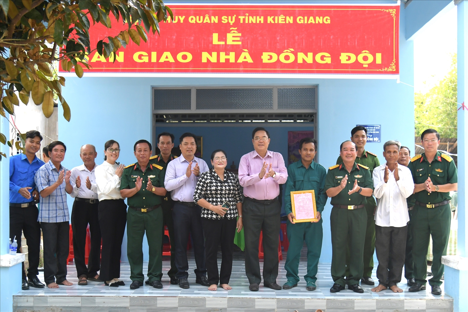Kiên Giang: Bàn giao nhà mới cho hộ Khmer khó khăn nhân dịp Tết Chôl Chnăm Thmây 2025- Ảnh 3. Đại tá Nguyễn Văn Ngành (hàng trước, thứ 3 từ phải qua) bàn giao nhà Đồng đội cho ông Lưu Văn Thuyền, ấp Giồng Đá, xã Bàn Thạch (Ảnh Báo Dân Tộc)