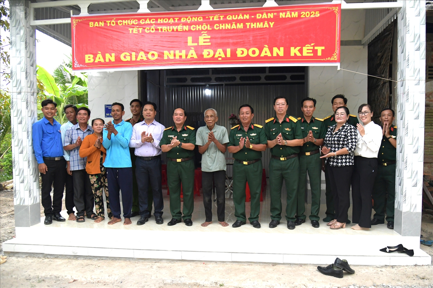 Kiên Giang: Bàn giao nhà mới cho hộ Khmer khó khăn nhân dịp Tết Chôl Chnăm Thmây 2025- Ảnh 2. Đại tá Nguyễn Văn Ngành (đứng thứ 8 từ trái qua) bàn giao nhà Đại đoàn kết cho ông Danh Onl, ấp Giồng Đá, xã Bàn Thạch. (Ảnh Báo Dân Tộc)