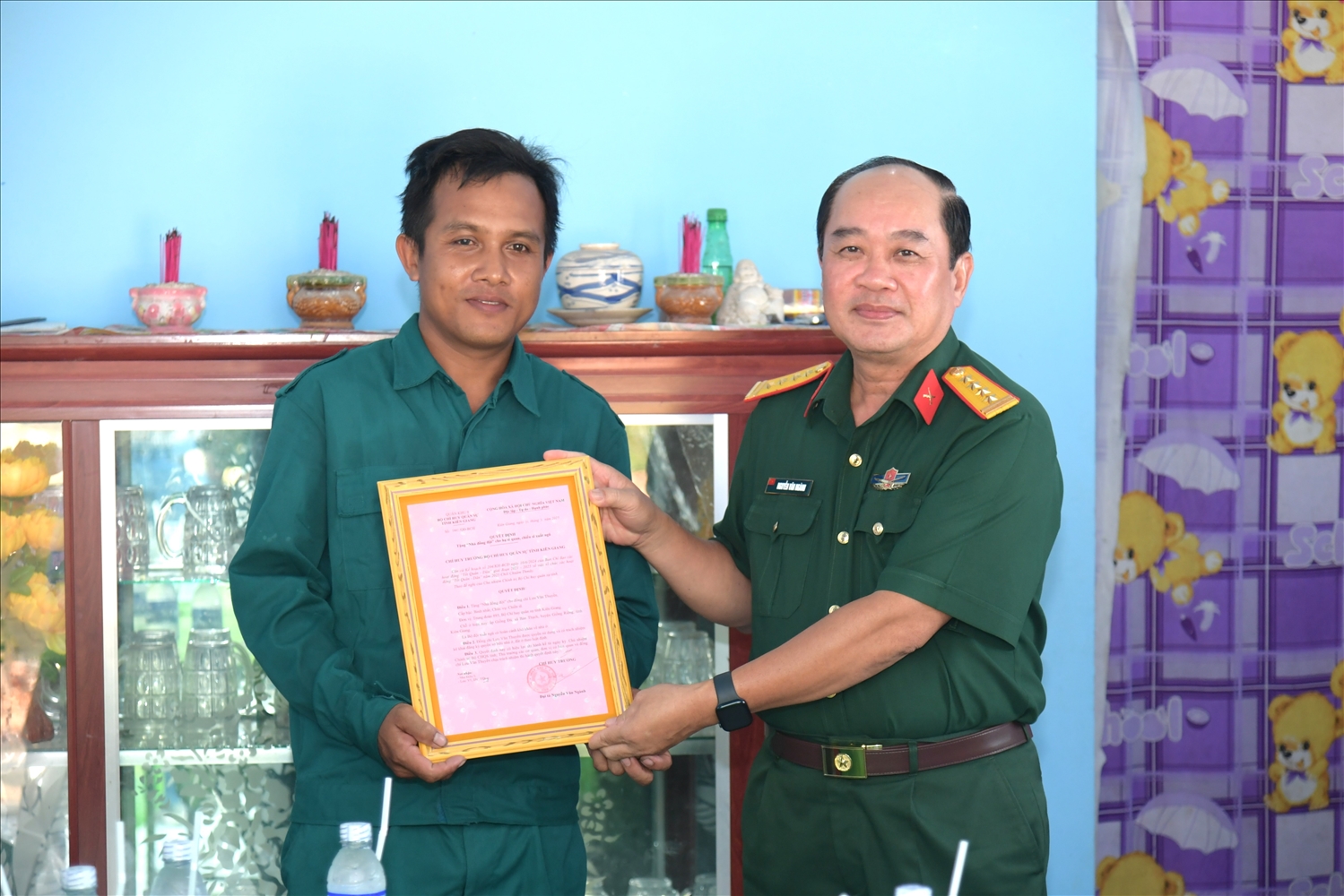 Kiên Giang: Bàn giao nhà mới cho hộ Khmer khó khăn nhân dịp Tết Chôl Chnăm Thmây 2025- Ảnh 1. Đại tá Nguyễn Văn Ngành - Ủy viên Ban Thường vụ Tỉnh ủy, Chỉ huy trưởng Bộ Chỉ huy quân sự tỉnh Kiên Giang (bên phải) trao quyết định bàn giao nhà đồng đội cho ông Lưu Văn Thuyền, ấp Giồng Đá, xã Bàn Thạch (Ảnh Báo Dân Tộc)