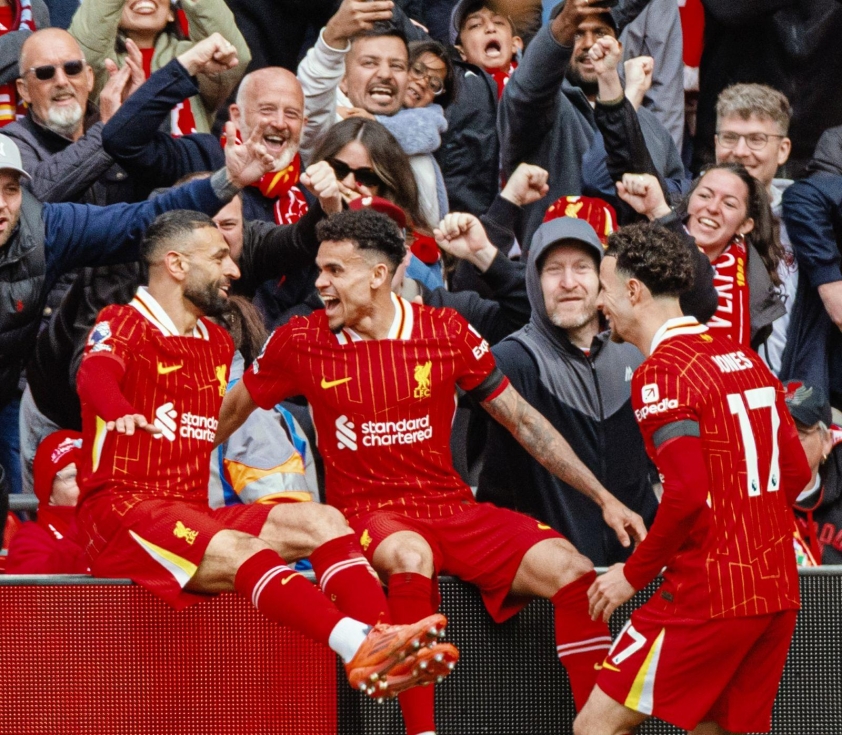 Liverpool tiến sát ngôi vương Premier League 2024/25 sau chiến thắng kịch tính- Ảnh 1. Diaz mở tỷ số trận đấu