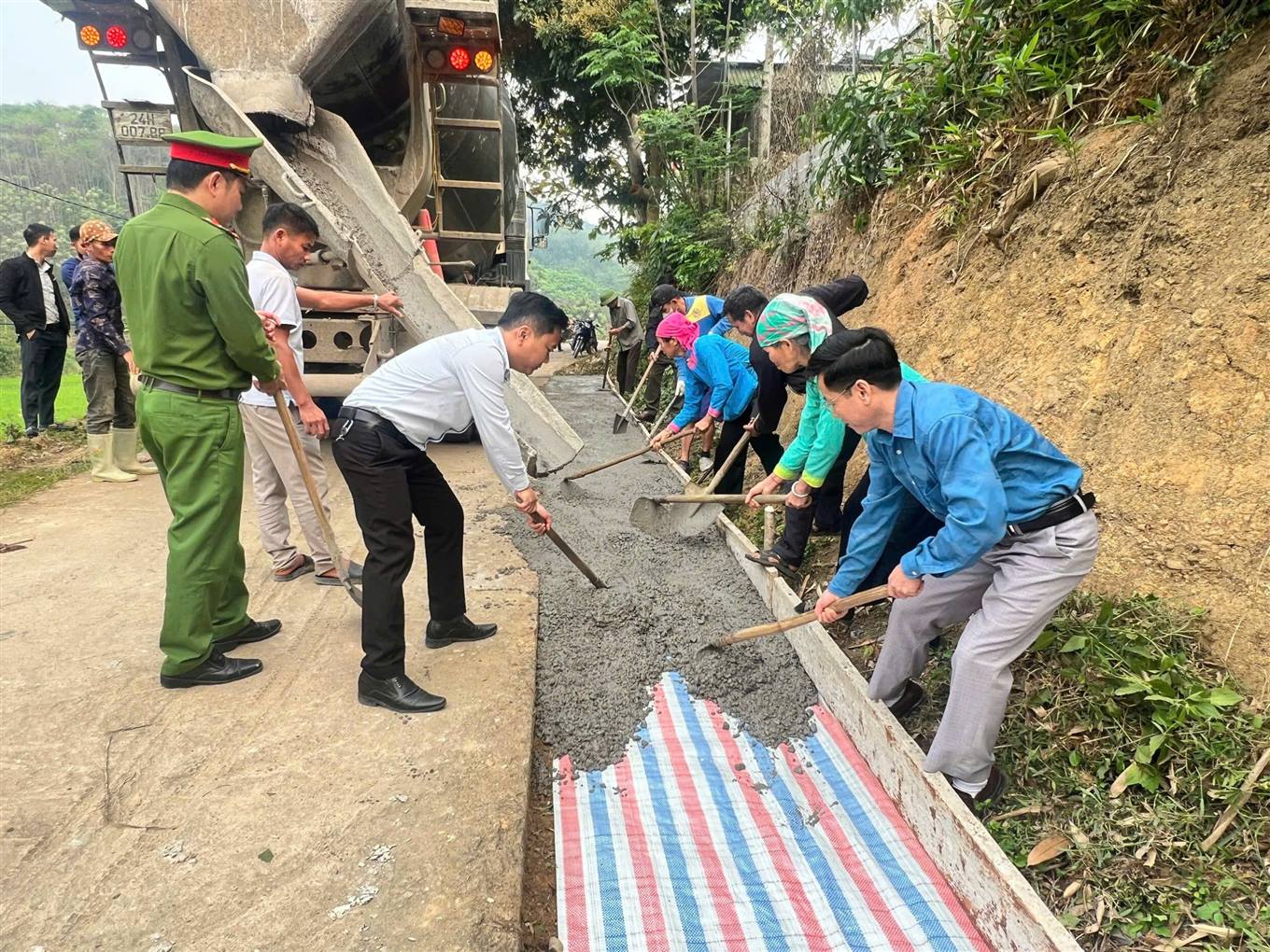 Xã Bản Phiệt lan tỏa khí thế mới trong xây dựng nông thôn gắn với phát triển nông nghiệp hàng hóa- Ảnh 3. Đổ bê tông mở rộng đường GTNT. (Ảnh trang TTĐT huyện Bảo Thắng)