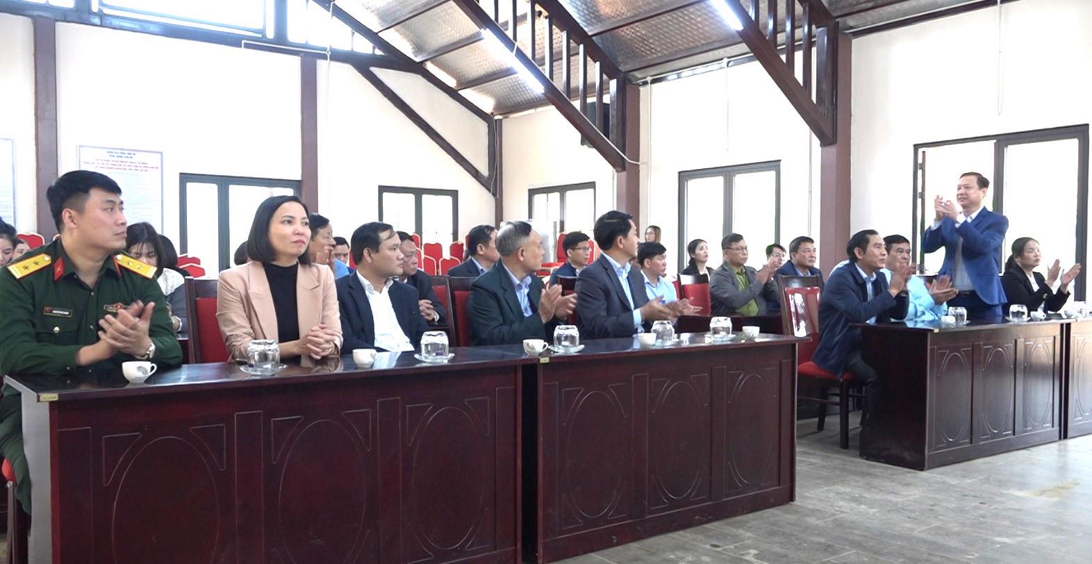Đồng chí Phạm Văn Quang, Ủy viên BCH Đảng bộ tỉnh, Bí thư Huyện ủy Đoan Hùng (Phú Thọ), dẫn đầu đoàn công tác thăm và làm việc tại thôn Làng Nủ, xã Phúc Khánh, huyện Bảo Yên. (Ảnh Truyền Hình bảo Yên)