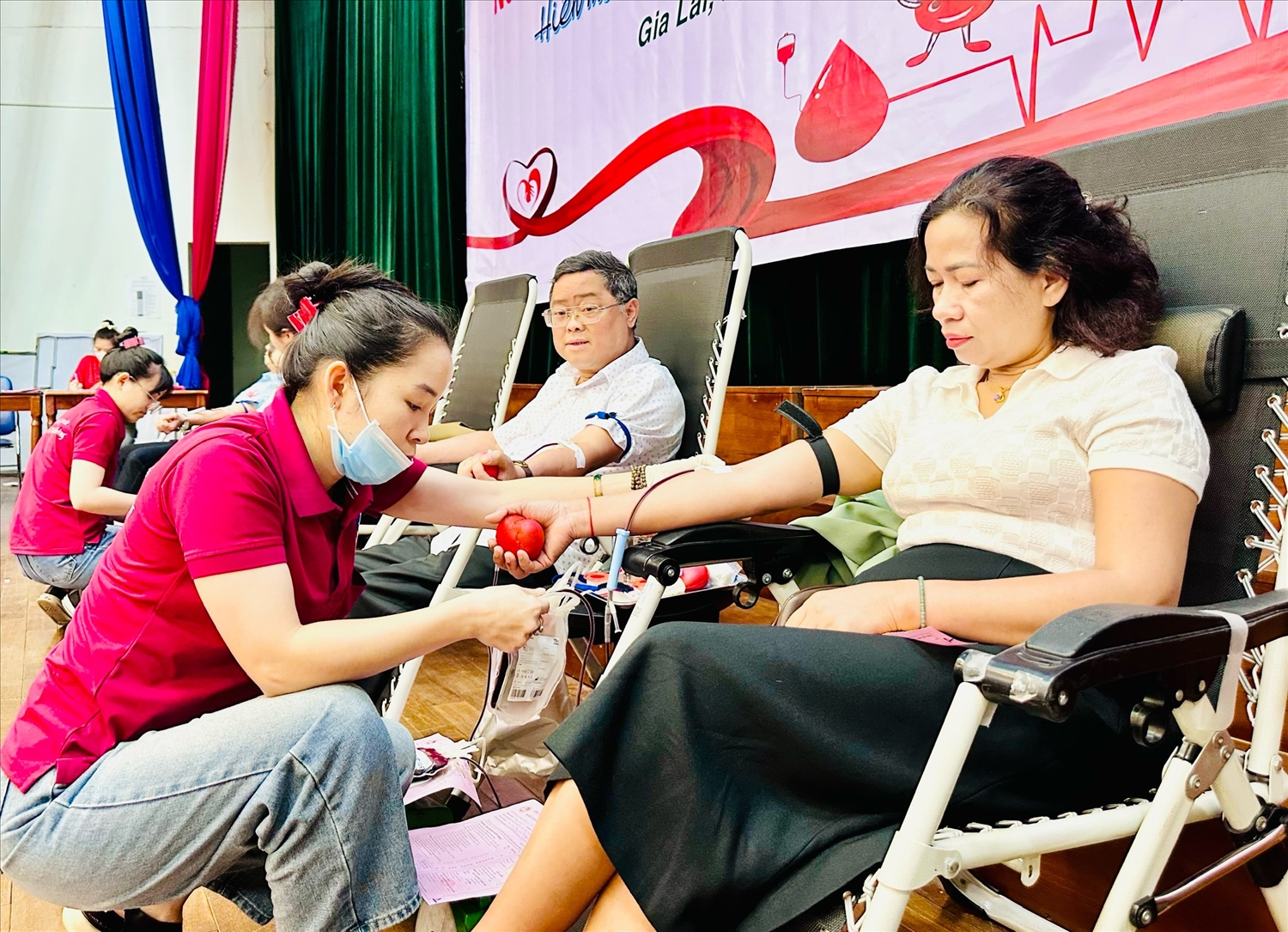 Gia Lai sôi nổi hưởng ứng Ngày Toàn dân hiến máu tình nguyện- Ảnh 1. Đông đảo cán bộ, công chức, viên chức, người lao động, lực lượng vũ trang, người dân tham gia hiến máu tình nguyện. (Ảnh Báo Dân Tộc)