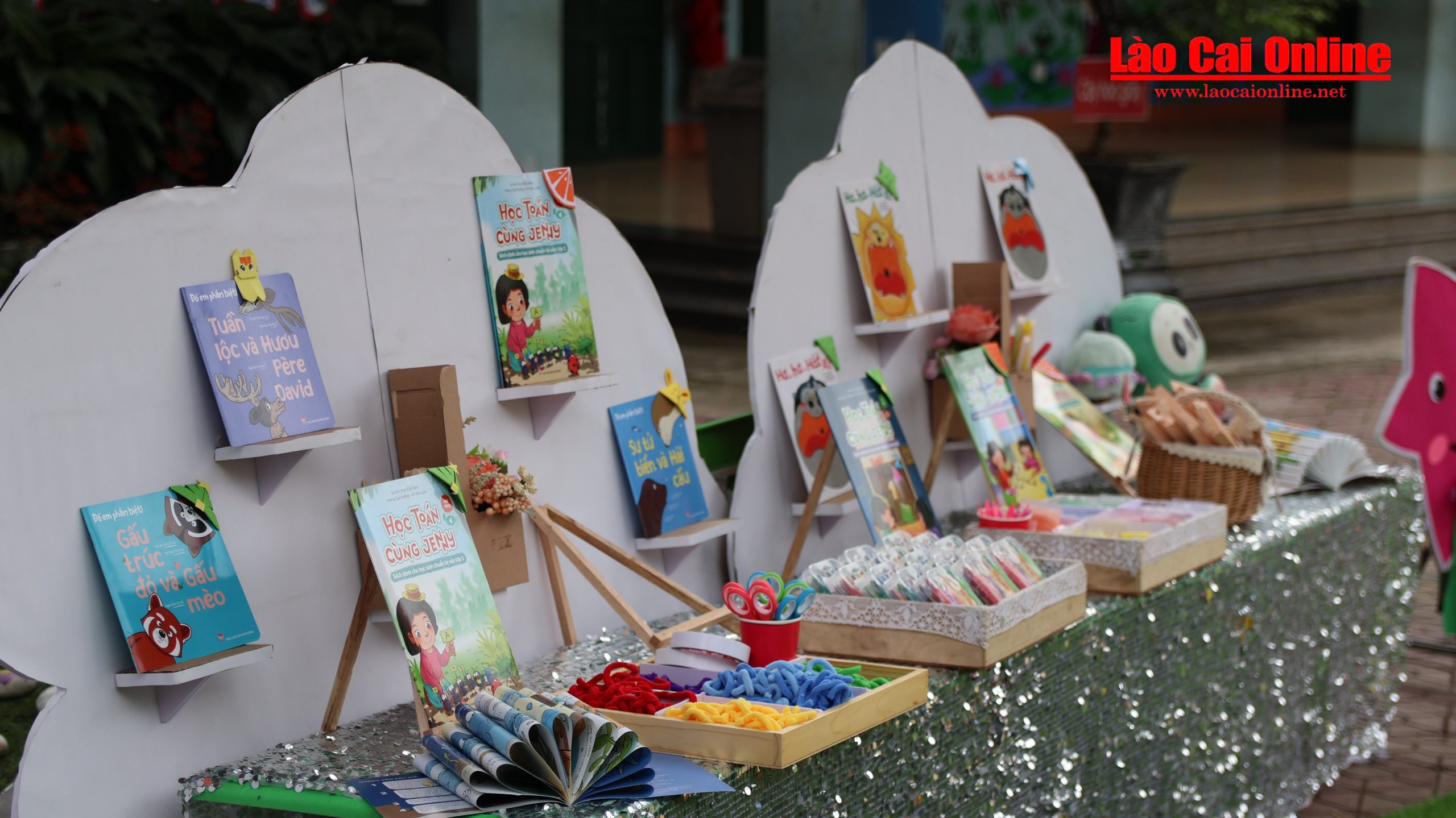 Góc 2 – Tô màu và làm bookmark: Tăng khả năng thẩm mỹ và sự khéo léo thông qua các hoạt động thủ công nhẹ nhàng.