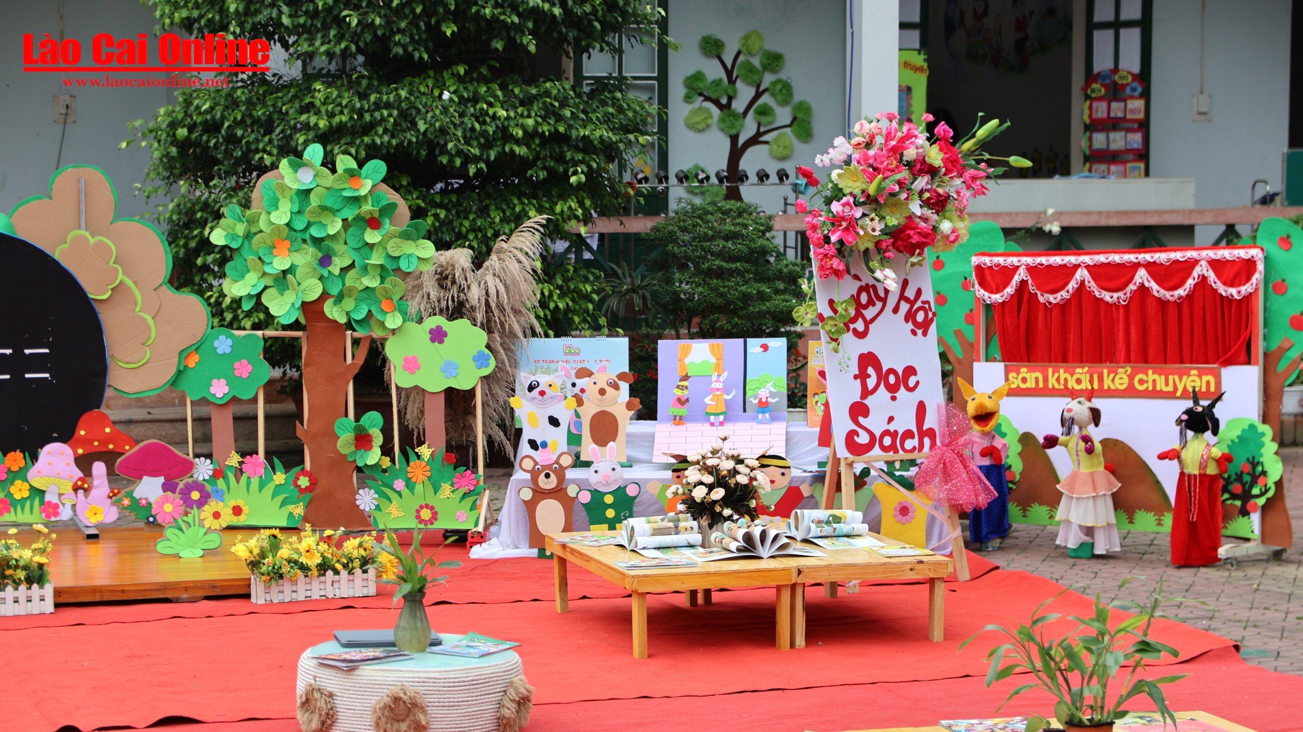 Góc 1 – Làm sách mini: Khơi gợi óc sáng tạo qua việc thiết kế sách thủ công với chủ đề khoa học và văn hóa dân tộc.