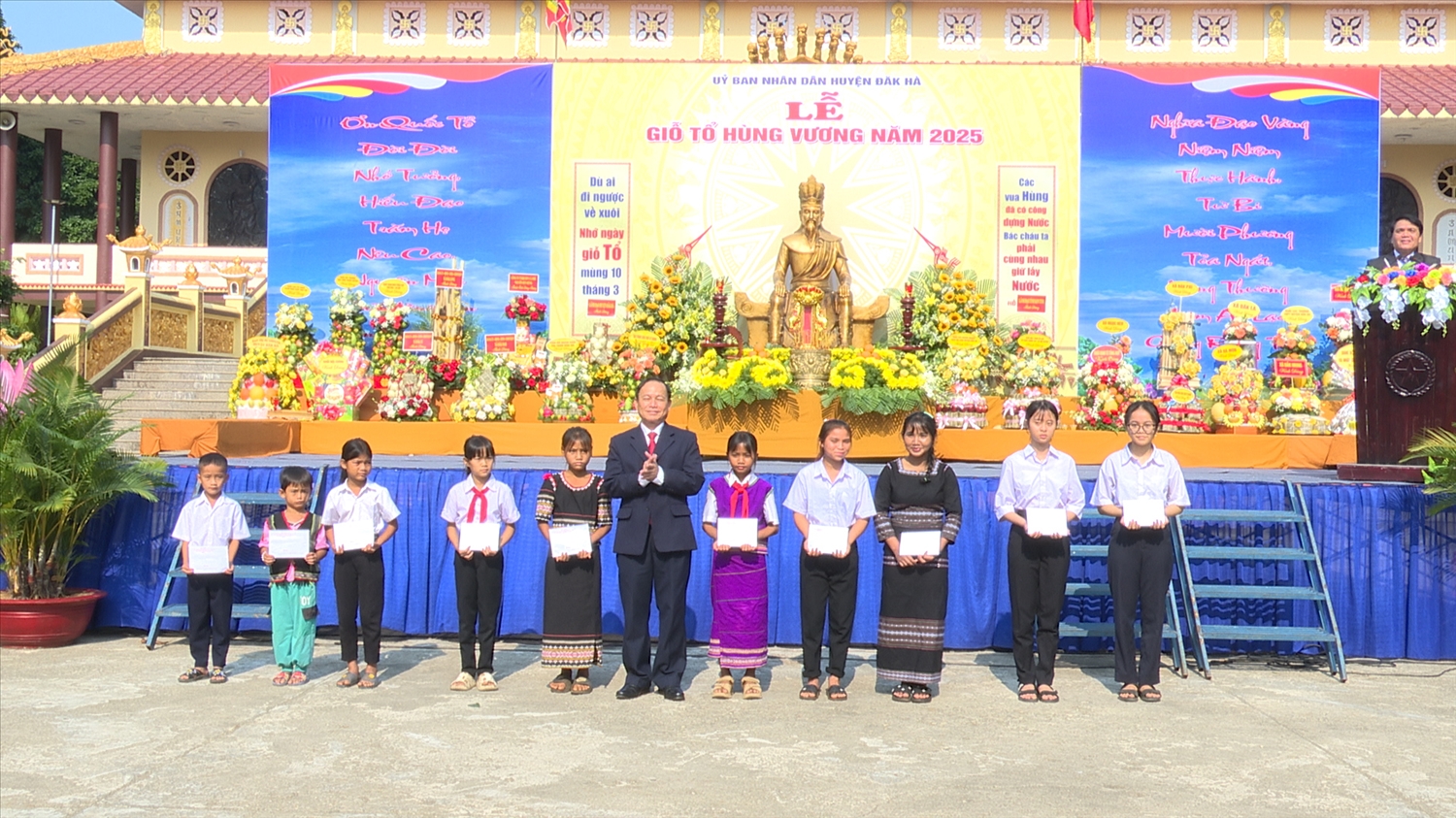 Lãnh đạo huyện Đăk Hà trao học bổng cho các em học sinh có hoàn cảnh khó khăn trên địa bàn huyện. (Ảnh Báo Dân Tộc)