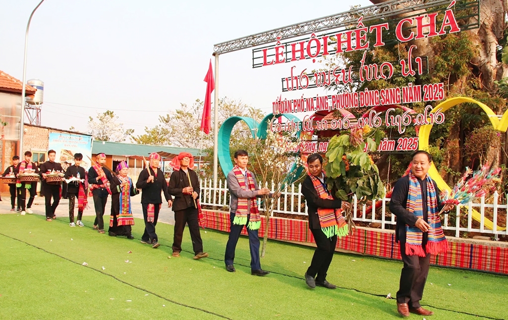 Lễ hội Hết Chá là lễ tạ ơn của những người được thầy cúng chữa cho khỏi bệnh, lễ tạ ơn trời đất, tổ tiên, thần sông, thần núi, thần thổ địa đã giúp cho con người sống ở trần gian. (Ảnh Báo Dân Tộc)
