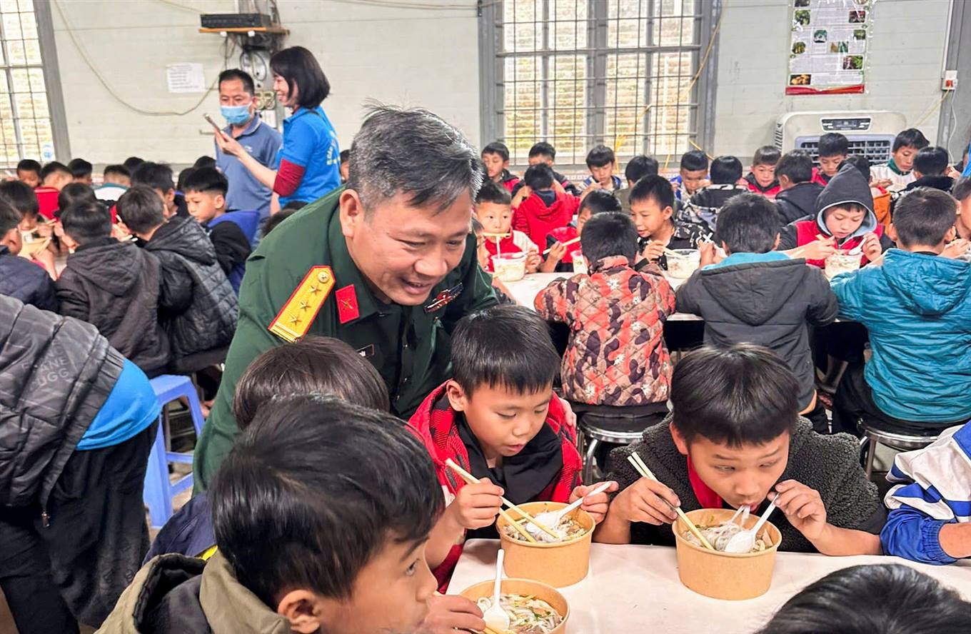 Chia sẻ yêu thương đến học sinh vùng cao- Ảnh 2. Nấu phở cho các em học sinh. (Ảnh truyền hình Bát Xát)