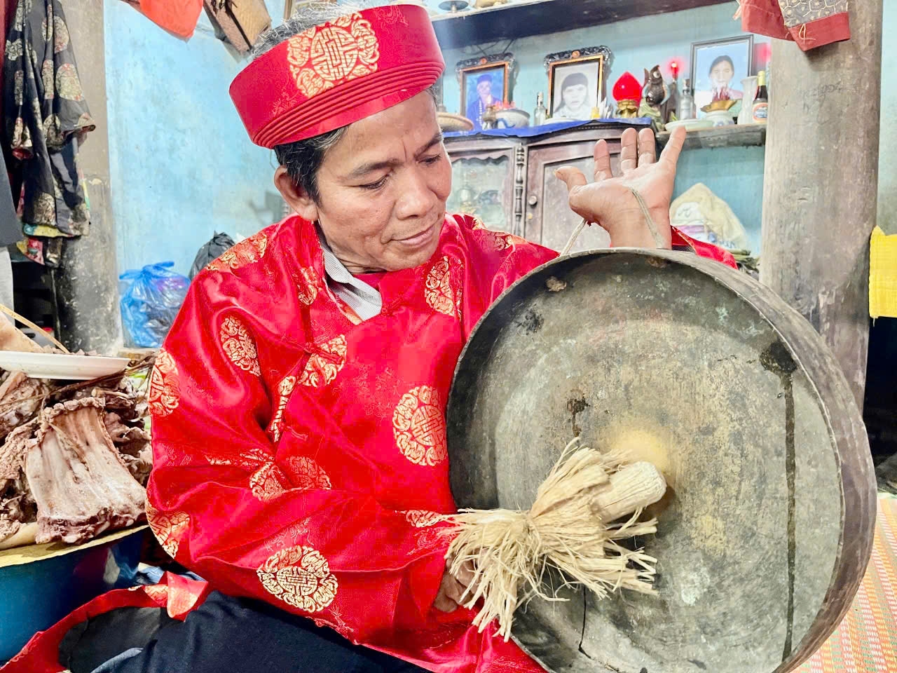 Trà Bồng: Người giữ hồn văn hóa Co giữa đại ngàn- Ảnh 1. Nghệ nhân Hồ Văn Nam biểu diễn chiêng Co. (Ảnh Báo Dân Tộc)