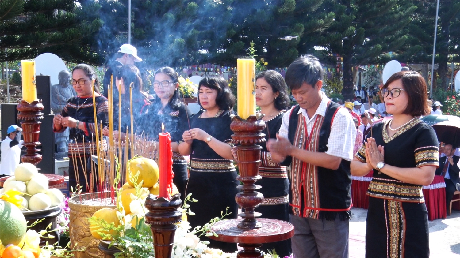 Nhân dân các dân tộc huyện Đăk Hà dâng hương tưởng nhớ công ơn các Vua Hùng. (Ảnh Báo Dân Tộc)