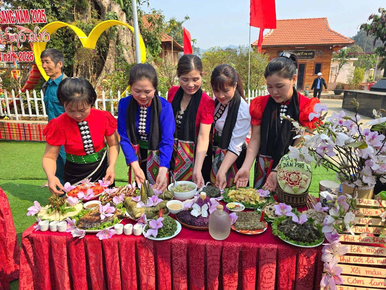 Những món ẩm thực đặc sắc tại Lễ hội Hết Chá được bà con chuẩn bị. (Ảnh Trần Thắng) (Ảnh Báo Dân Tộc)