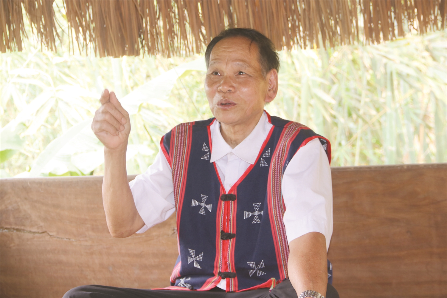 Ký ức đại thắng Mùa Xuân 1975 qua lời kể của những cựu binh dân tộc thiểu số- Ảnh 2. Ông Arất Cước, Người có uy tín ở thị trấn Prao ( Ảnh Báo Dân Tộc )