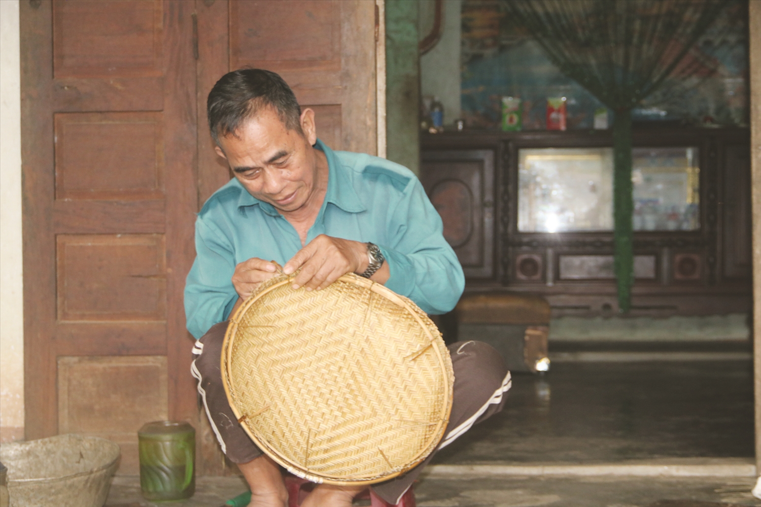 Ký ức đại thắng Mùa Xuân 1975 qua lời kể của những cựu binh dân tộc thiểu số- Ảnh 3. Ông Đinh Văn Xếp chia sẻ niềm vui, sự đổi thay của bản, làng Hrê sau ngày giải phóng ( Ảnh Báo Dân Tộc )