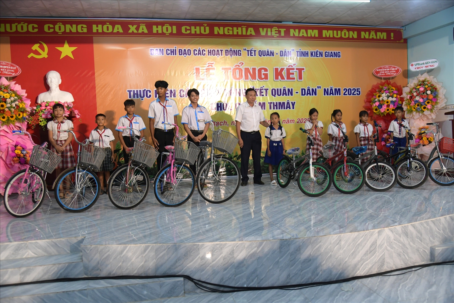 Phó Chủ tịch Hội bệnh nhân nghèo Lê Minh Khởi tặng 10 chiếc xe đạp cho các học sinh vượt khó, học giỏi - Ảnh Báo Dân Tộc   