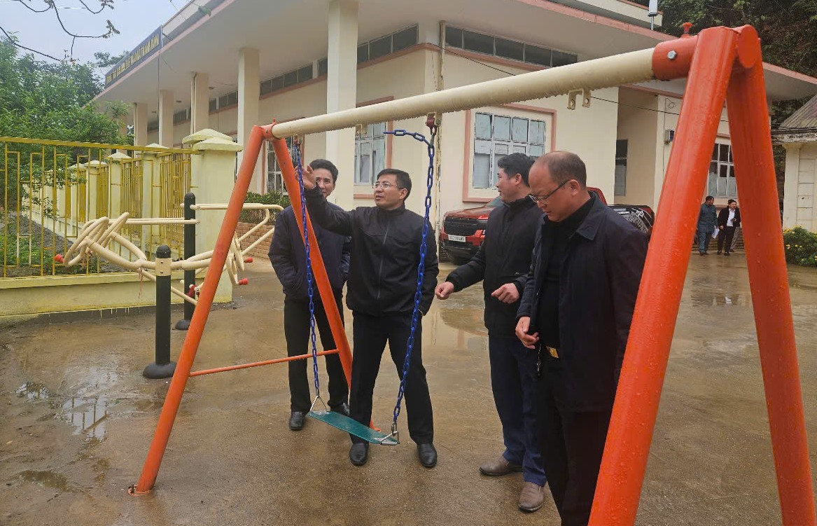 Xã Thanh Bình sẵn sàng cho lễ công bố đạt chuẩn nông thôn mới- Ảnh 3. Phó Chủ tịch UBND thị xã đã xem xét chi tiết các hạng mục trang trí khánh tiết, vệ sinh môi trường, hệ thống cơ sở y tế, giáo dục, và cung ứng nhu yếu phẩm tại địa phương. (Ảnh Truyền Hình Sa Pa)