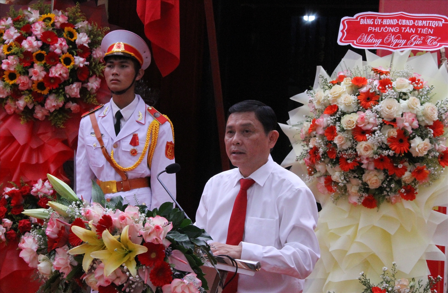 Không khí trang nghiêm, đậm đà bản sắc tại Lễ Giỗ Tổ Hùng Vương 2025 ở Đắk Lắk- Ảnh 1. Phó Chủ tịch UBND tỉnh Đắk Lắk kính cáo trước anh linh các vị Vua Hùng. (Ảnh Báo Dân Tộc)