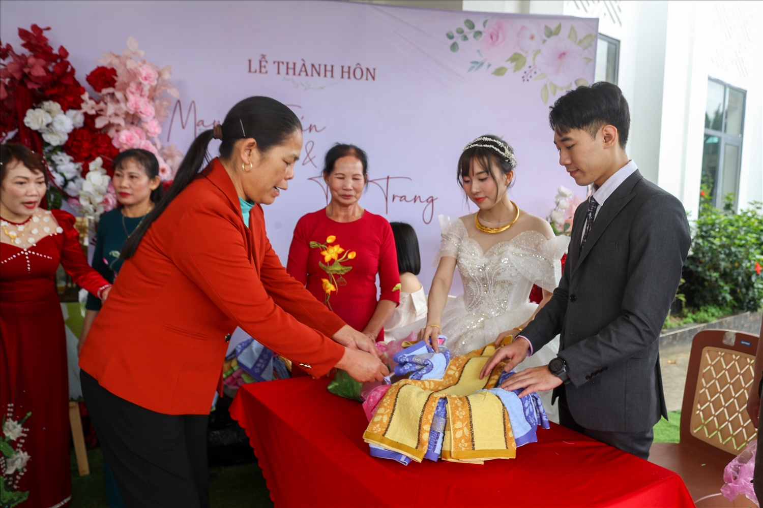 Đậm đà bản sắc: Tục rửa mặt trong đám cưới người Tày ở Bình Liêu, Quảng Ninh- Ảnh 3. Sau tiệc cưới, người thân trong gia đình chú rể sẽ bỏ tiền mừng vào chiếc chậu bên dưới những chiếc khăn mặt. (Ảnh Báo Dân Tộc)