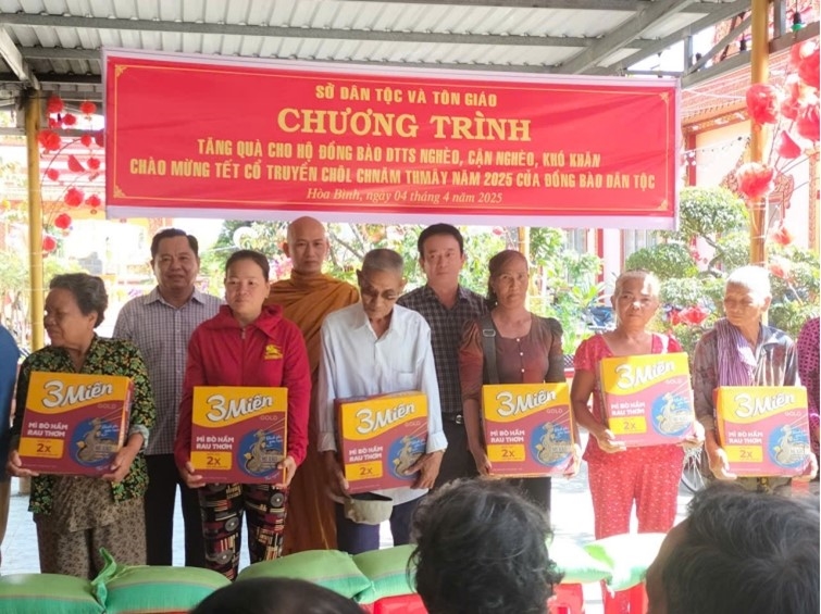 Sở Dân tộc và Tôn giáo tỉnh Bạc Liêu đã có nhiều hoạt động chăm lo đời sống của đồng bào Khmer có hoàn cảnh khó khăn dịp Tết cổ truyền Chôl Thnăm Thmây. (Ảnh Báo Dân Tộc)