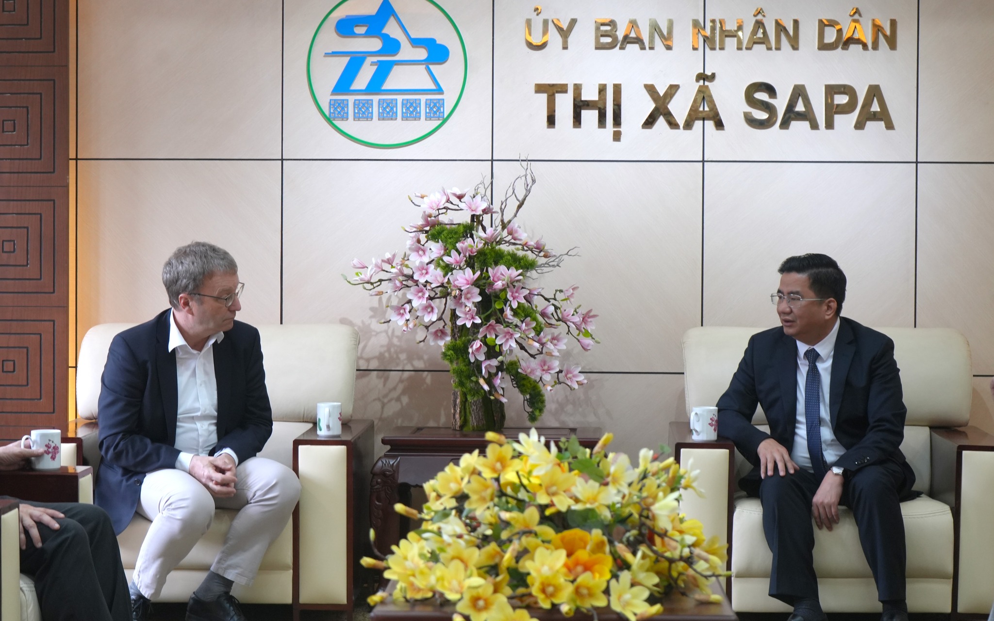 Tại buổi làm việc, các nhà khoa học đến từ Áo đã chia sẻ nhiều kinh nghiệm thực tiễn trong việc giám sát và cảnh báo sạt trượt đất tại châu Âu. (Ảnh Truyền Hình Sa Pa)