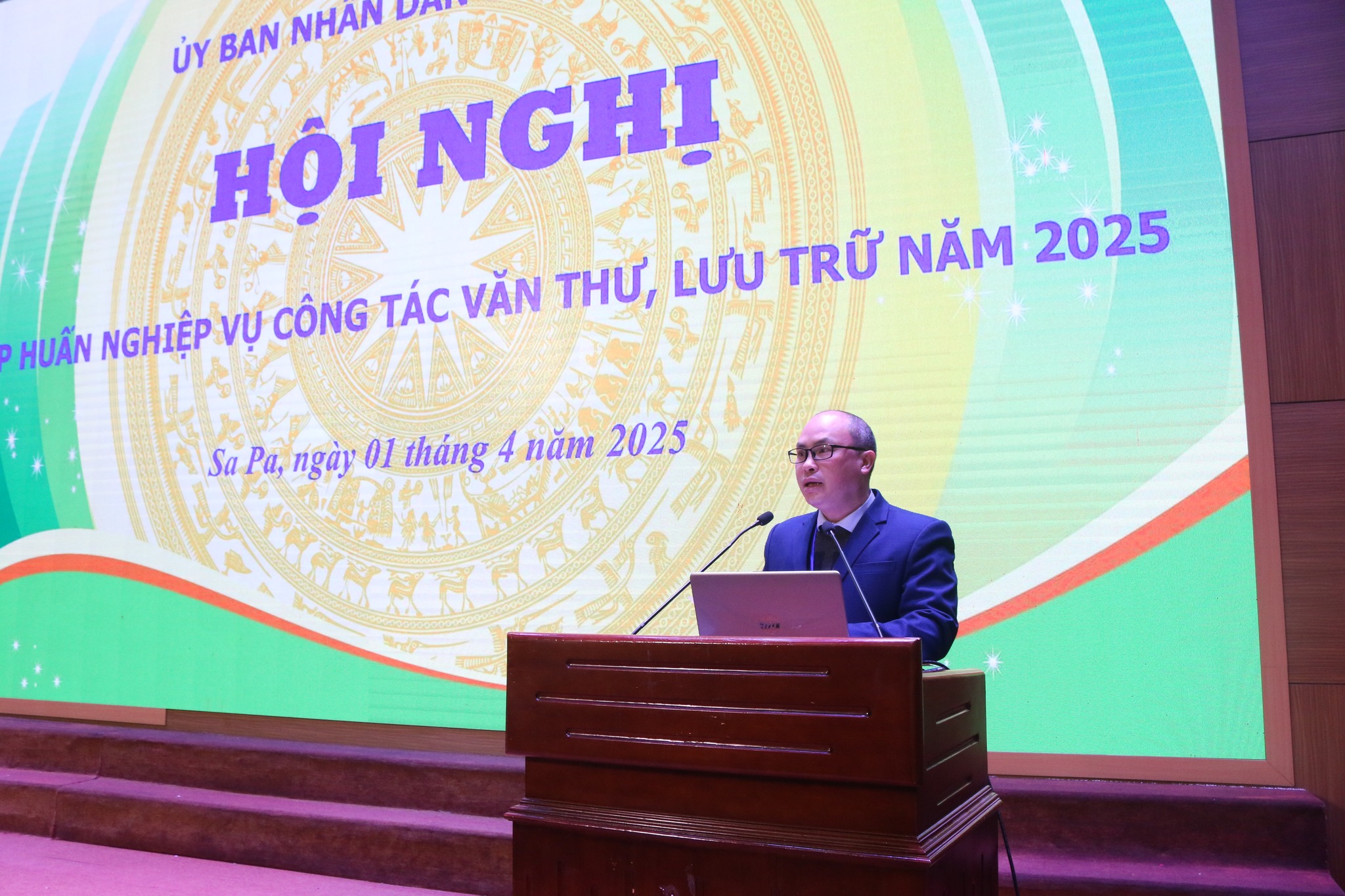 Tại hội nghị các đại biểu đã được đại điện Sở Nội vụ và Trung tâm Lữu trữ lịch sử tỉnh Lào Cai phổ biến, triển khai các quy định của pháp luật về văn thư, lưu trữ. (Ảnh Truyền Hình Sa Pa)