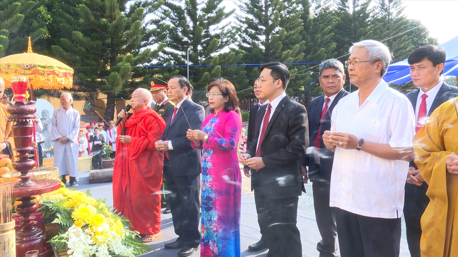 Tập thể lãnh đạo huyện Đăk Hà thành kính dâng hương tưởng nhớ công ơn các Vua Hùng. (Ảnh Báo Dân Tộc)