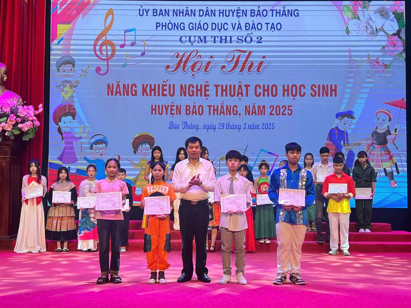 Trao giải các tiết mục xuất sắc. (Ảnh trang TTĐT huyện Bảo Thắng)