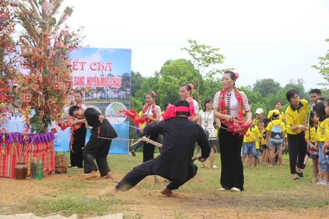 Trò chơi tập trâu cày ruộng. (Ảnh Báo Dân Tộc)