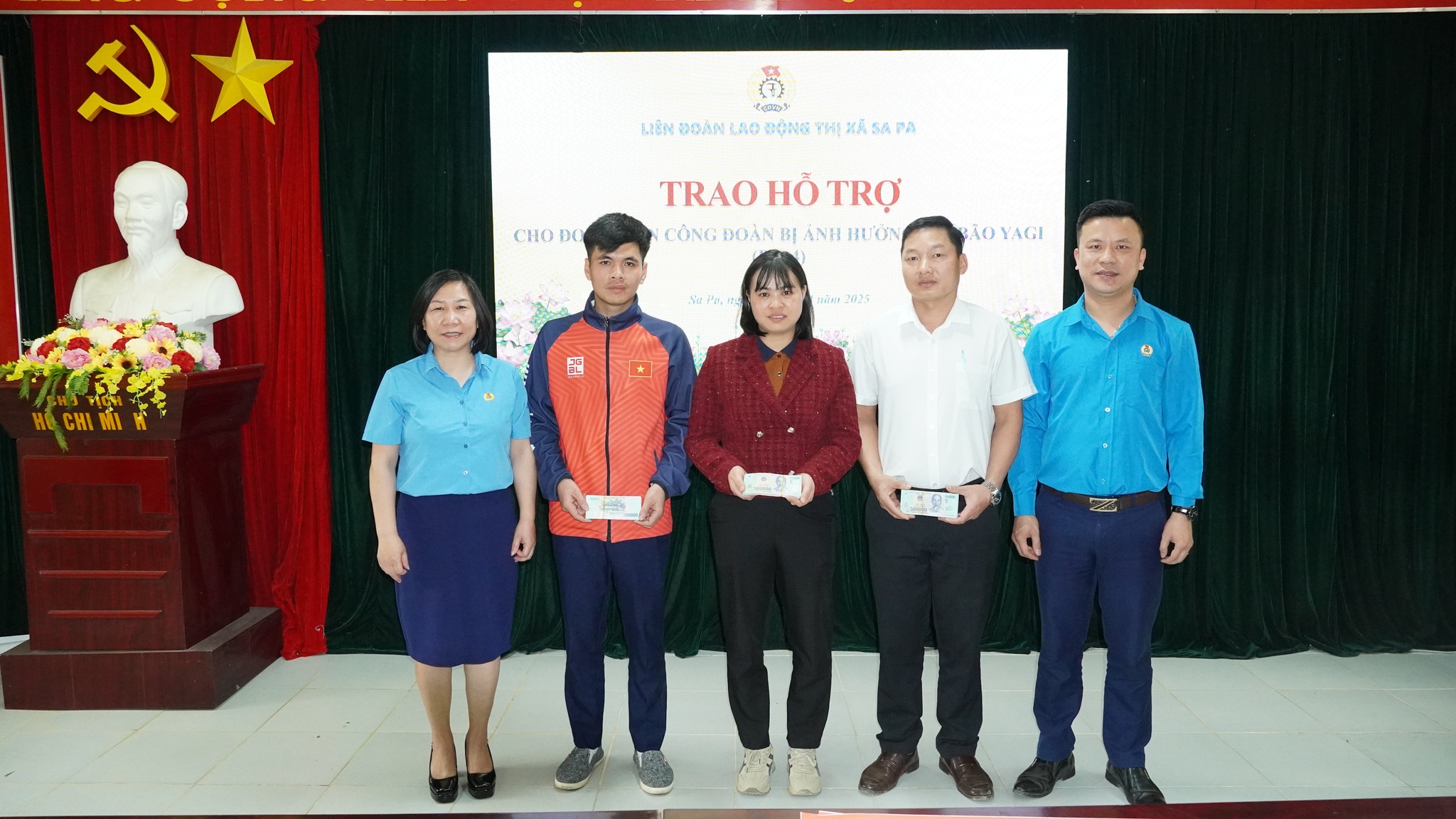 Sa Pa: Hỗ trợ đợt 4 cho người lao động bị ảnh hưởng bởi bão Yagi- Ảnh 3. Trong đợt hỗ trợ lần này, tổng kinh phí được trao là 150 triệu đồng, do LĐLĐ tỉnh Lào Cai phân bổ thông qua LĐLĐ thị xã Sa Pa. (Ảnh Truyền Hình Sa Pa)