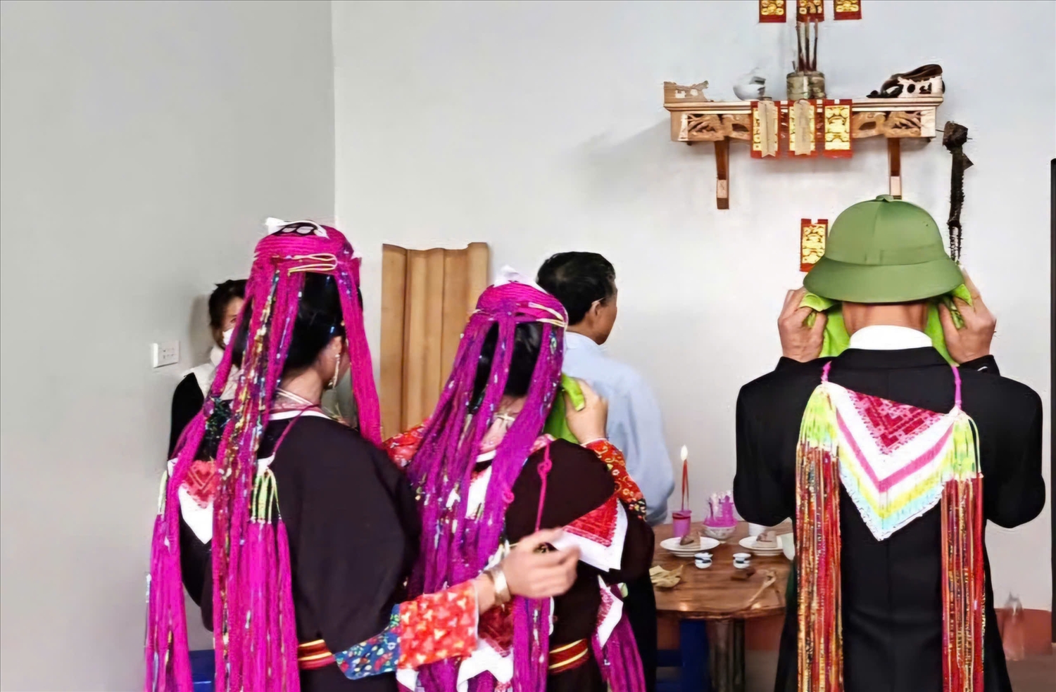 Trong suốt quá trình làm lễ, cô dâu, chú rể phải bịt mặt bằng khăn mặt mới hoặc khăn do cô dâu tự thêu. (Ảnh Báo Dân Tộc)