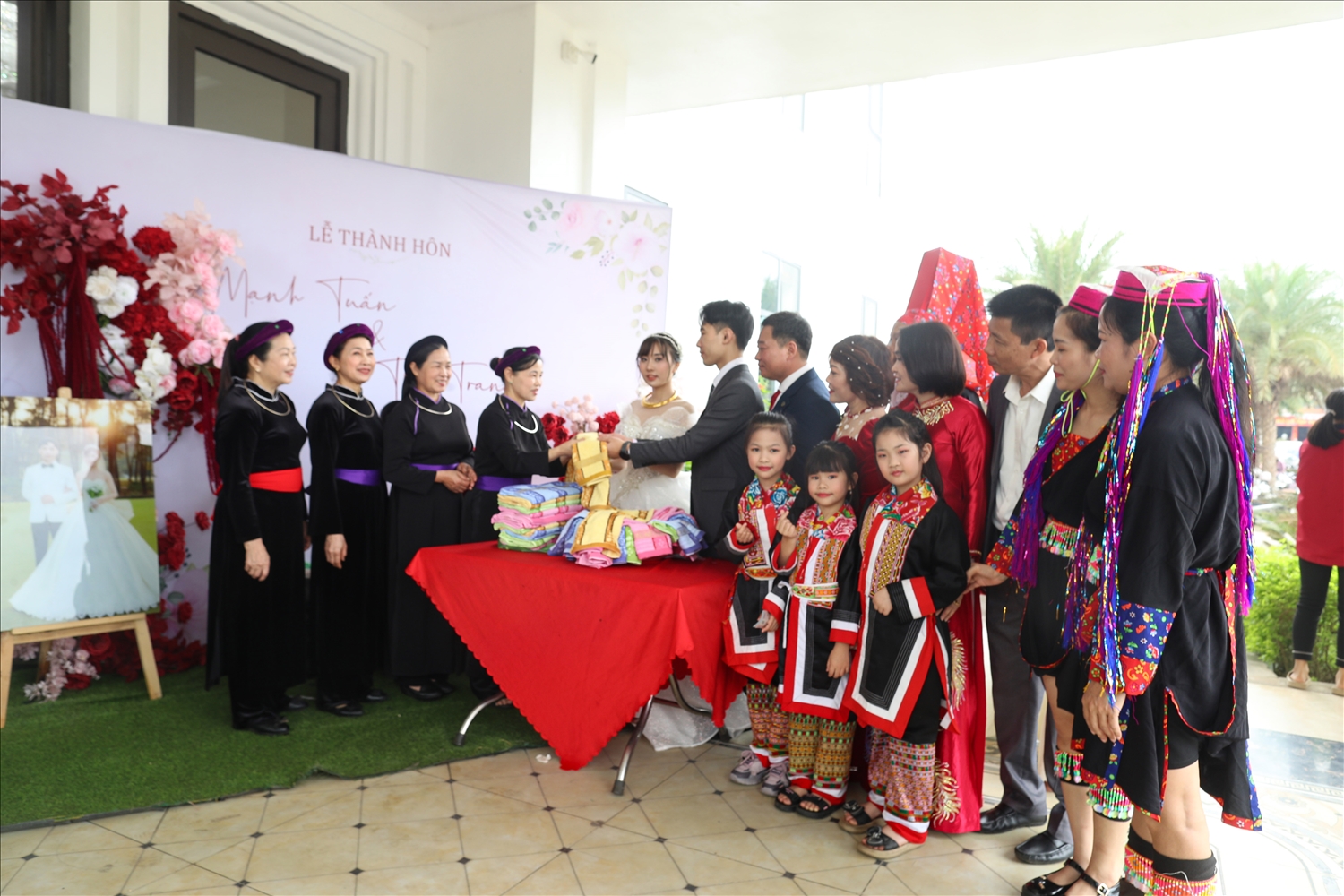Đậm đà bản sắc: Tục rửa mặt trong đám cưới người Tày ở Bình Liêu, Quảng Ninh- Ảnh 1. Tục rửa mặt – một nghi lễ đặc biệt trong đám cưới của người Tày ở Bình Liêu. (Ảnh Báo Dân Tộc)
