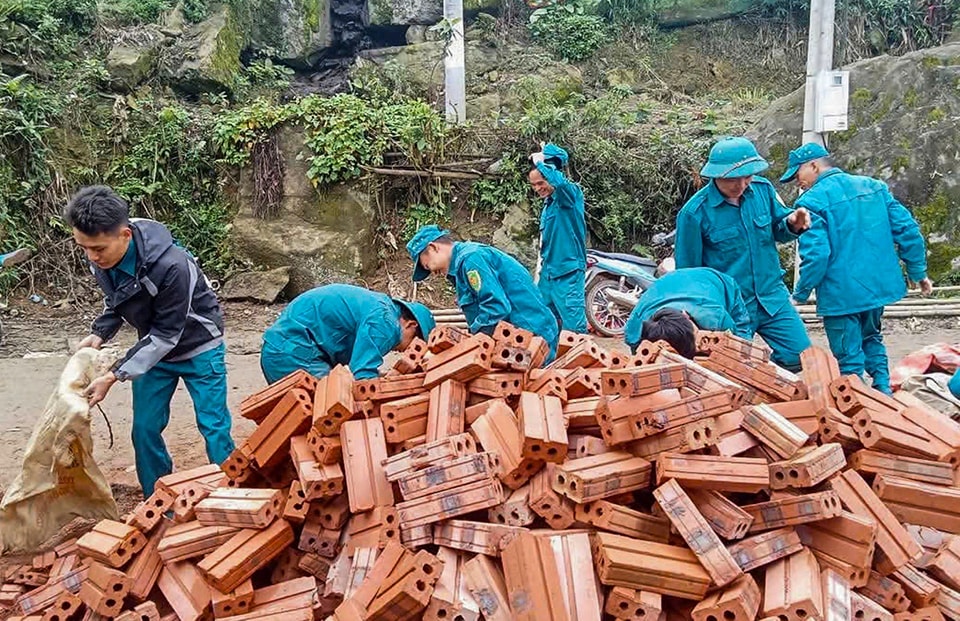 Lực lượng dân quân xã Cốc Mỳ tích cực hỗ trợ người dân xóa nhà tạm, nhà dột nát- Ảnh 1.