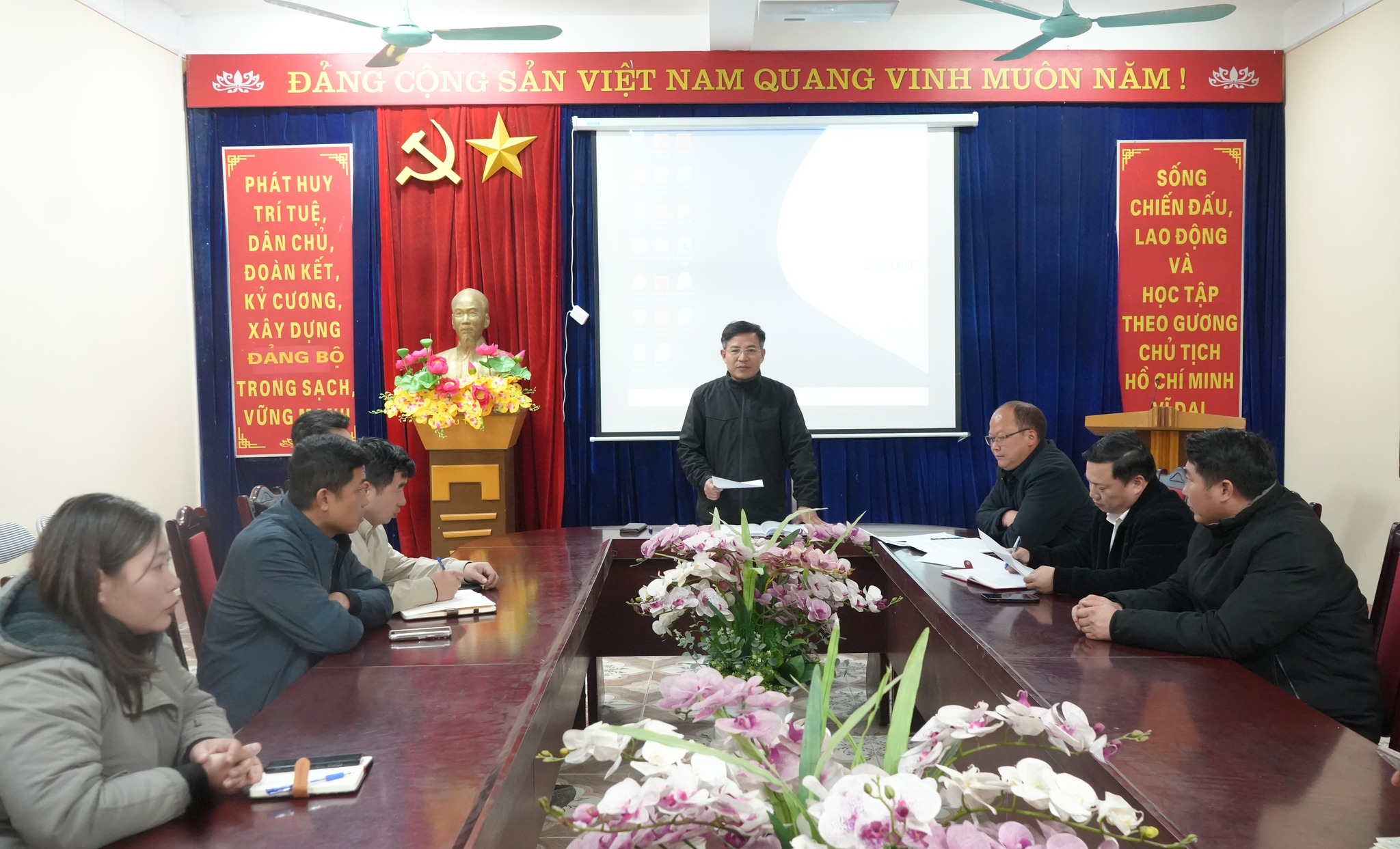 Xã Thanh Bình sẵn sàng cho lễ công bố đạt chuẩn nông thôn mới- Ảnh 1. Sáng 2/4, Phó Chủ tịch UBND thị xã Sa Pa, Đỗ Văn Tân, cùng đoàn lãnh đạo kiểm tra công tác chuẩn bị Lễ công bố xã Thanh Bình đạt chuẩn nông thôn mới. (Ảnh Truyền Hình Sa Pa)