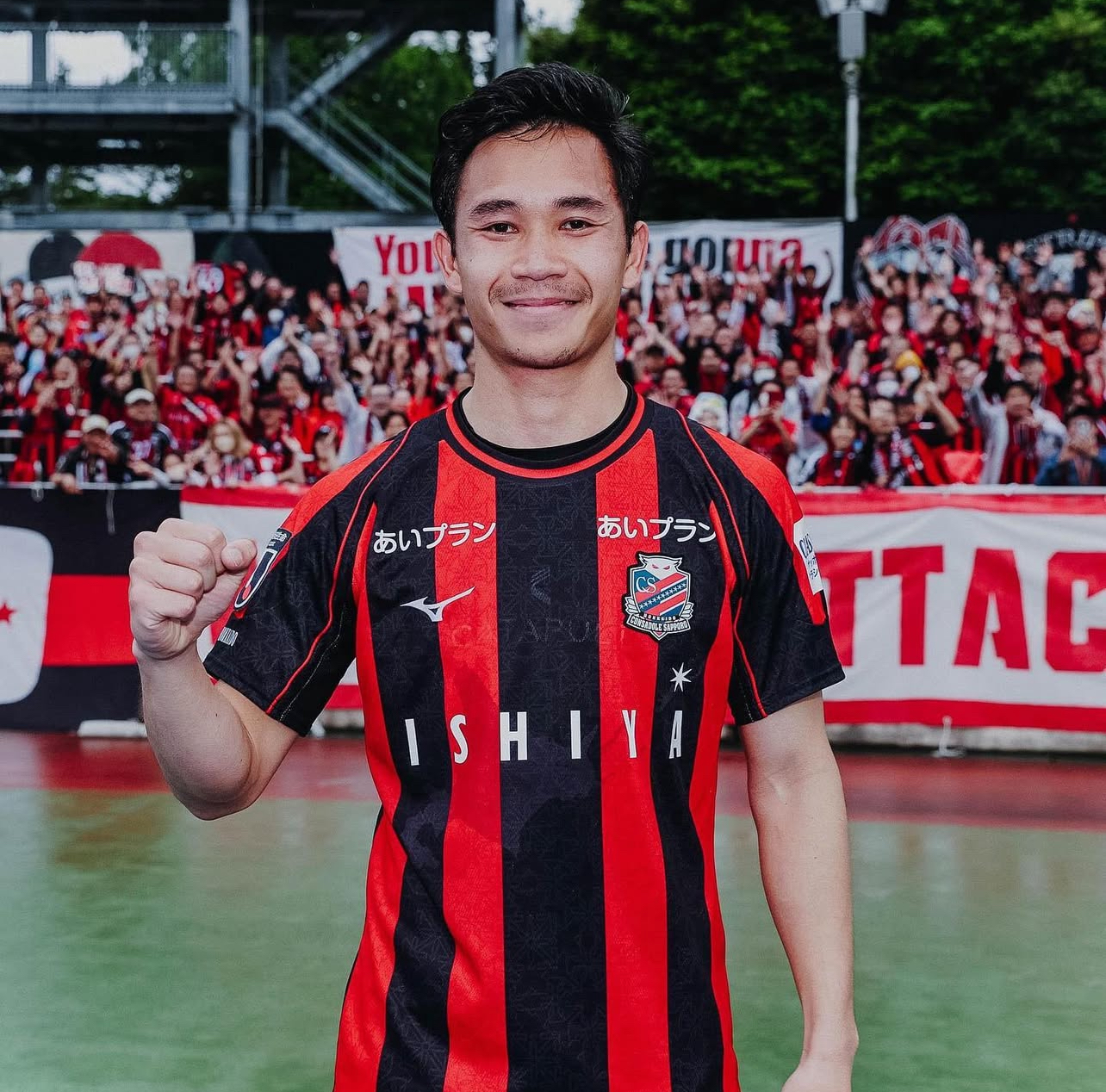 Supachok lao đao tại J-League 2, CĐV Thái Lan yêu cầu thay HLV Consadole Sapporo- Ảnh 1. Supachok đang phải đối mặt với tình hình khó khăn tại J-League 2. Ảnh: CLB Consadole Sapporo