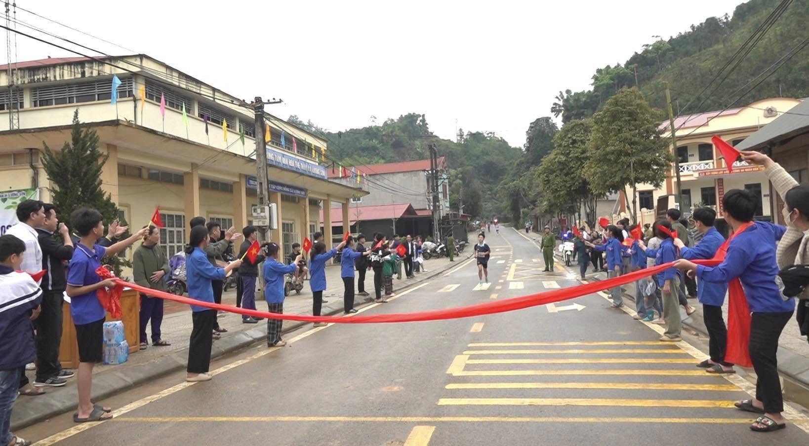 Lương Sơn rộn ràng tổ chức Lễ hội Đền Pịt năm 2025: Gìn giữ văn hóa truyền thống và tôn vinh tín ngưỡng Vua Hùng- Ảnh 6. Phần hội được tổ chức vô cùng phong phú với hàng loạt hoạt động văn hóa – thể thao truyền thống: thi gói bánh chưng, giã bánh giầy, biểu diễn văn nghệ. (Ảnh Truyền Hình Bảo Yên)