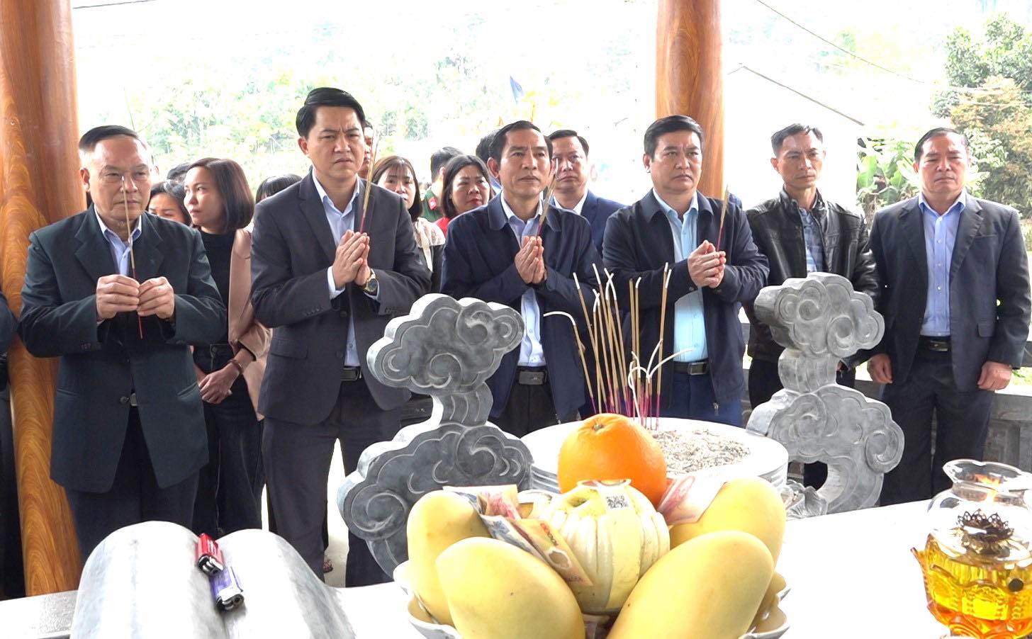 đoàn đại biểu huyện Đoan Hùng đã đến dâng hương tại Bia tưởng niệm các nạn nhân thiệt mạng do bão số 3 gây ra. (Ảnh Truyền Hình Bảo Yên)