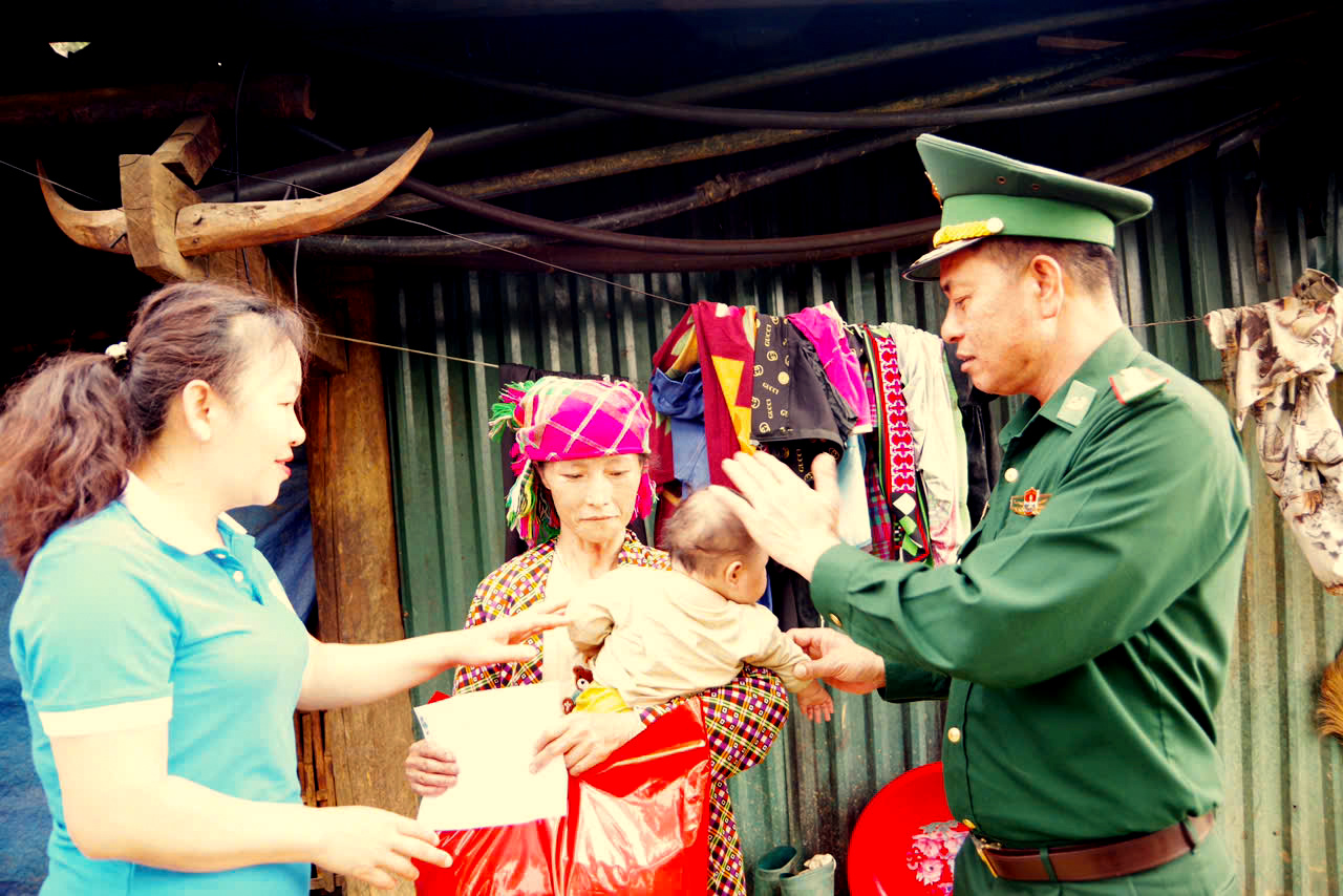 Lan tỏa yêu thương nơi biên cương: 333 phần quà đến với học sinh và phụ nữ khó khăn tại Sin Suối Hồ- Ảnh 2. Các đồng chí: Khoàng Thị Thanh Nga – Chủ tịch Hội Liên hiệp Phụ nữ tỉnh; Đại tá Lê Công Thành – Phó Chính uỷ Bộ Chỉ huy Bộ đội Biên phòng tỉnh tặng quà, động viên hội viên phụ nữ có hoàn cảnh đặc biệt khó khăn. - Ảnh Báo Lai Châu
