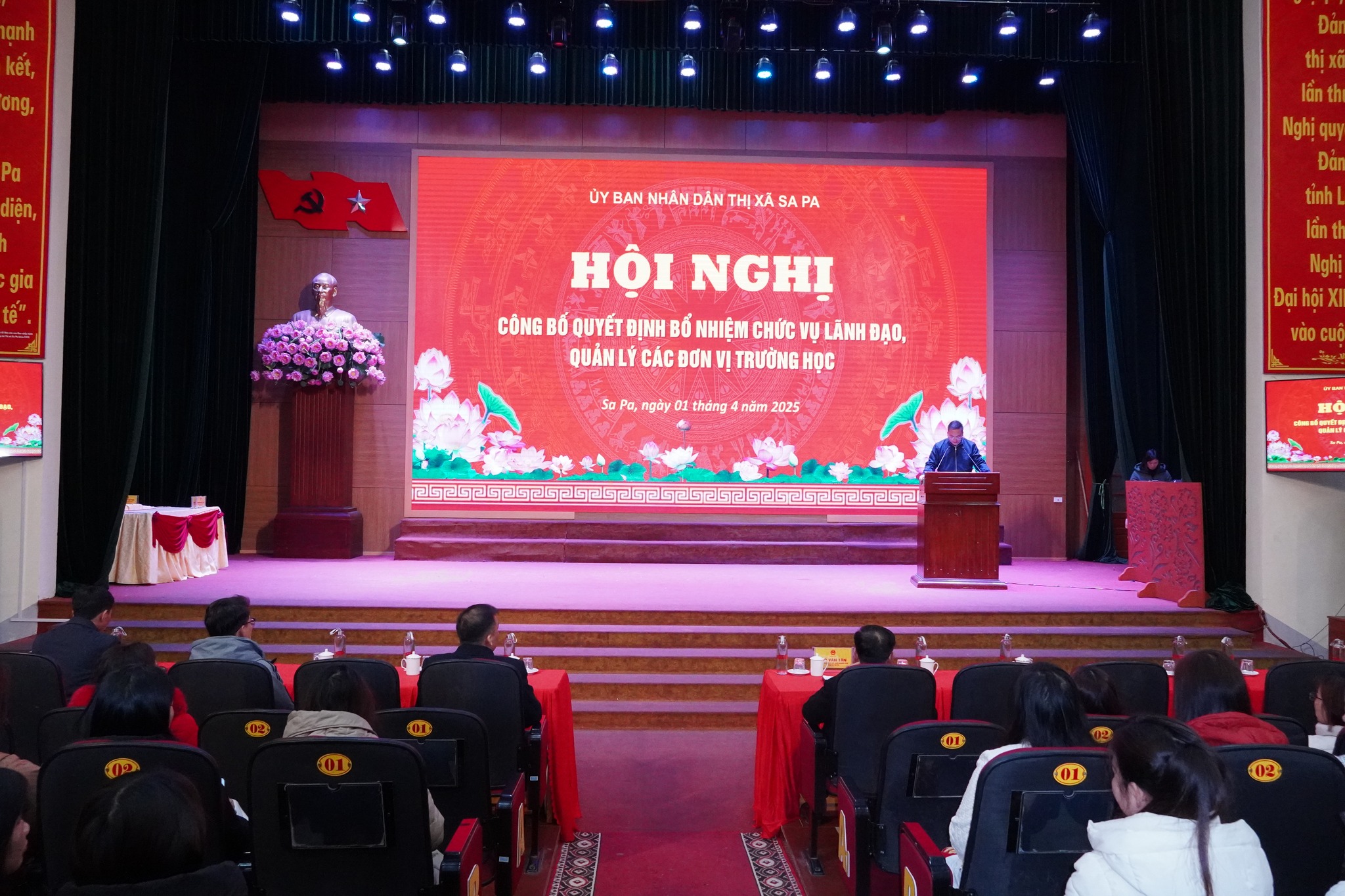 UBND thị xã Sa Pa đã tổ chức lễ công bố quyết định bổ nhiệm các chức danh lãnh đạo, quản lý tại các cơ sở giáo dục trên địa bàn. (Ảnh Truyền Hình Sa Pa)