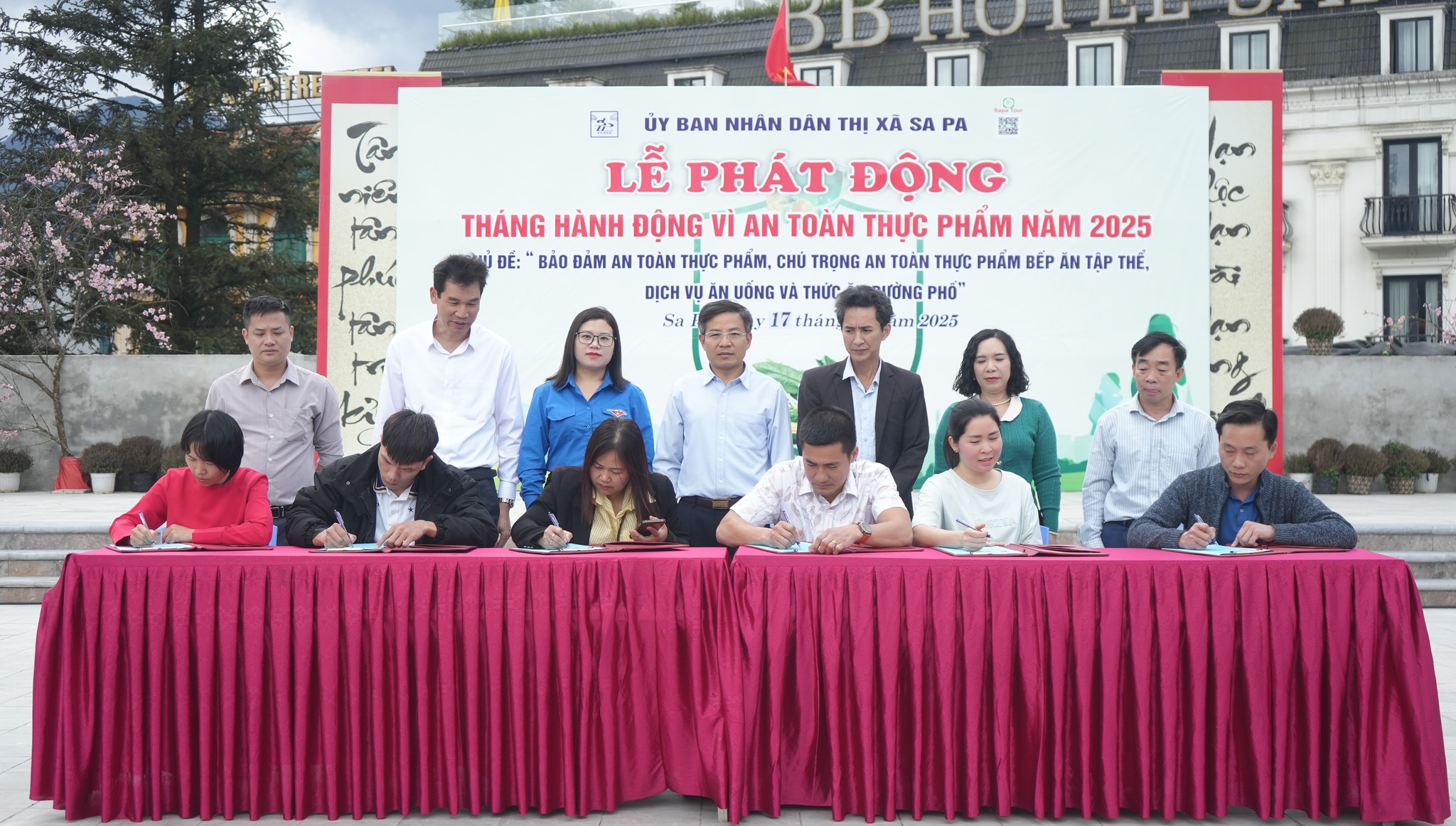 Sa Pa ra quân Tháng hành động vì an toàn thực phẩm năm 2025, siết chặt kiểm soát bếp ăn tập thể và thức ăn đường phố- Ảnh 2.
