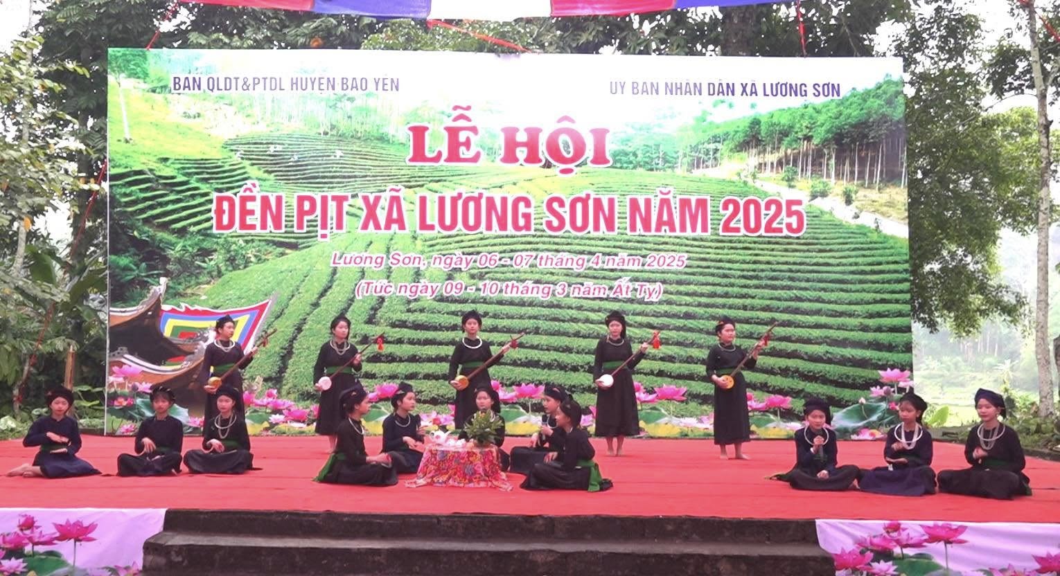 Lương Sơn rộn ràng tổ chức Lễ hội Đền Pịt năm 2025: Gìn giữ văn hóa truyền thống và tôn vinh tín ngưỡng Vua Hùng- Ảnh 2. Mở đầu bằng chương trình văn nghệ đặc sắc với các tiết mục ca múa mang đậm bản sắc văn hóa dân tộc Tày. (Ảnh Truyền Hình Bảo Yên)