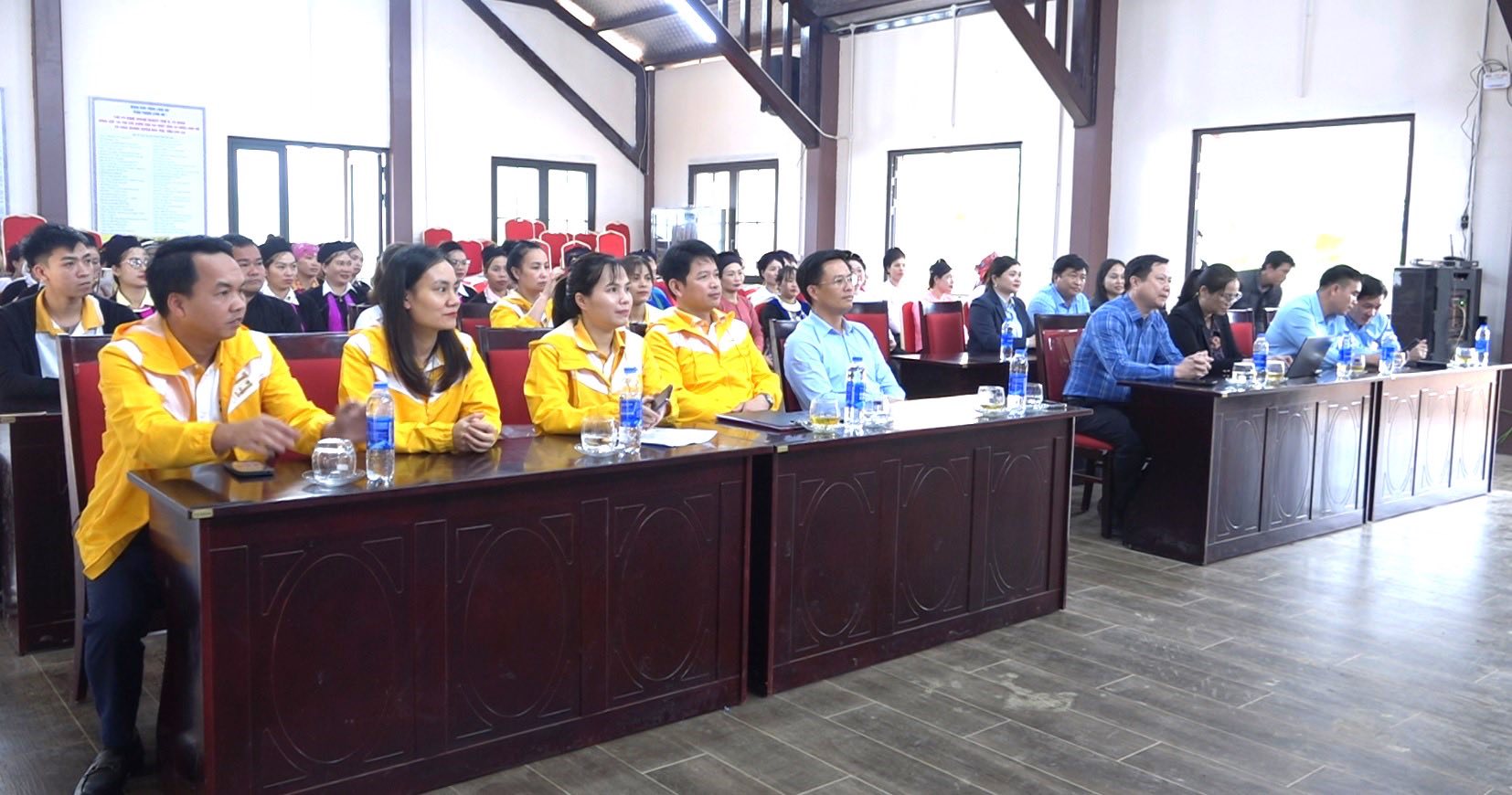 Phúc Khánh: Khai giảng lớp dạy nghề thêu tay, mở hướng phát triển kinh tế cho người dân Làng Nủ- Ảnh 1. Công ty TNHH Babeeni phối hợp với UBND xã Phúc Khánh tổ chức khai giảng lớp học nghề thêu tay cho người dân địa phương. (Ảnh Truyền Hình Bảo Yên)
