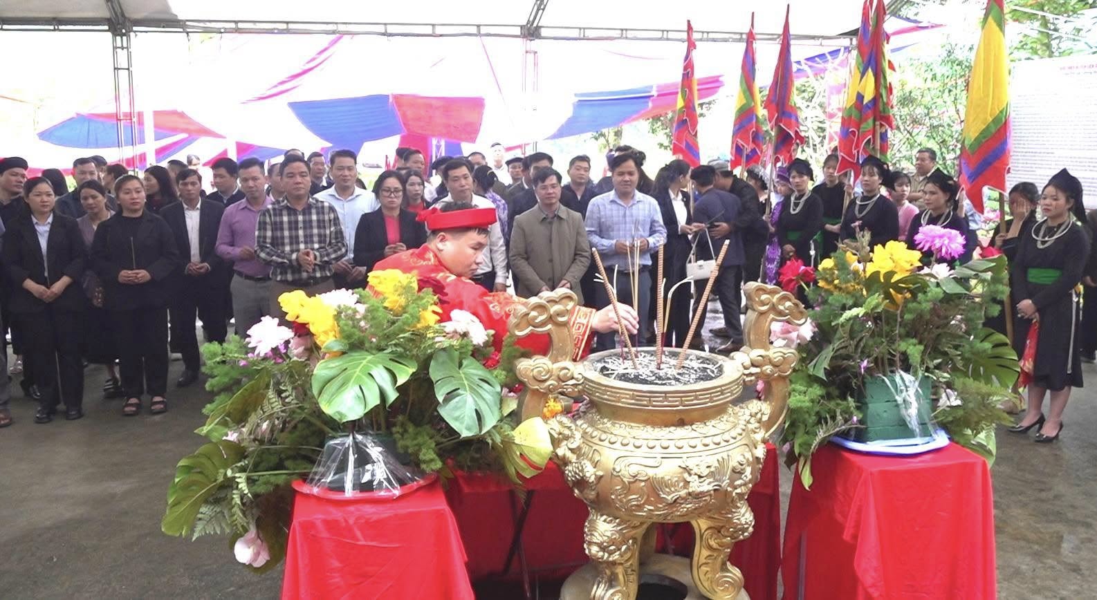 Phần rước kiệu và nghi lễ dâng hương tại đền Pịt. (Ảnh Truyền Hình Bảo Yên)