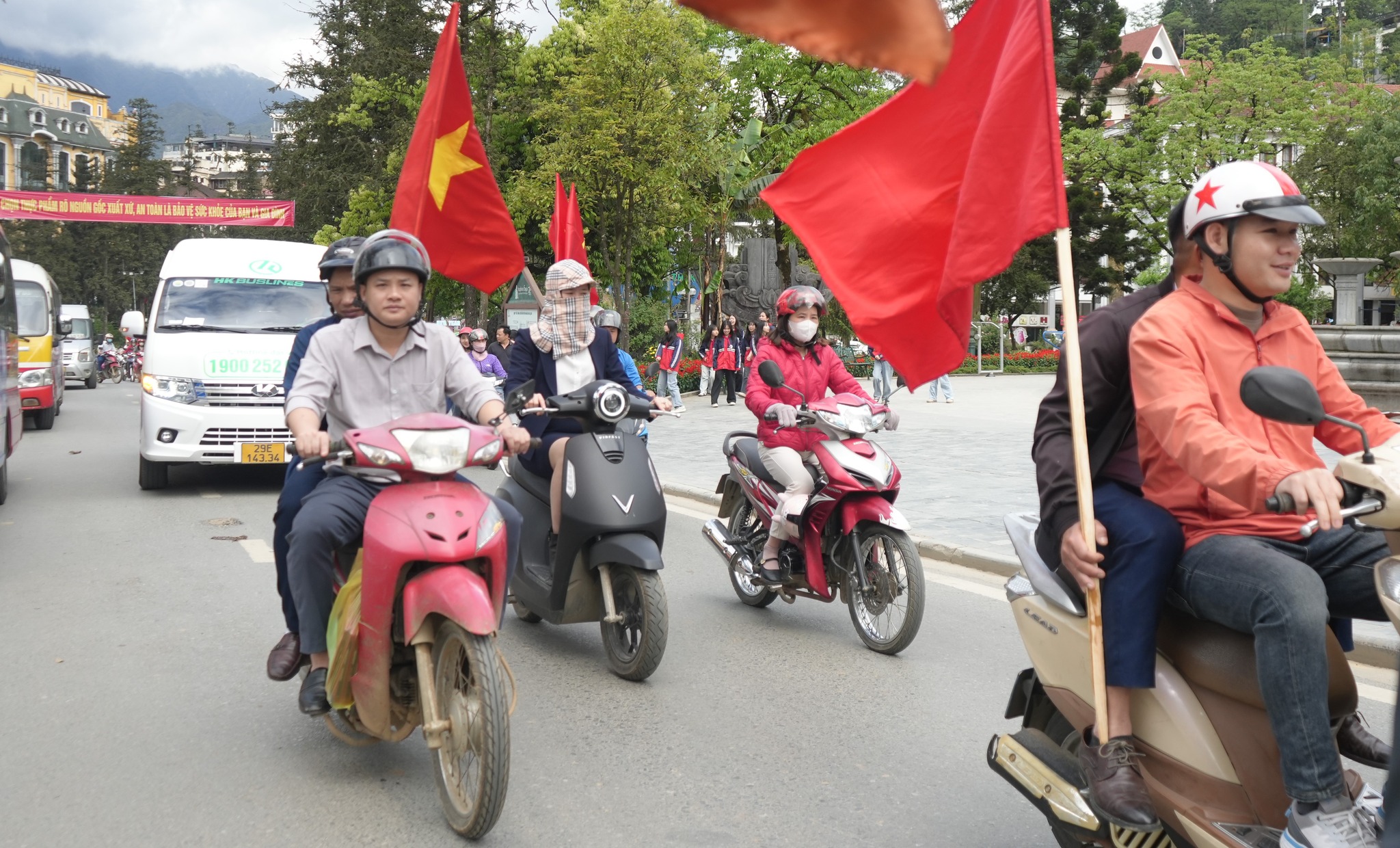 Sa Pa ra quân Tháng hành động vì an toàn thực phẩm năm 2025, siết chặt kiểm soát bếp ăn tập thể và thức ăn đường phố- Ảnh 5. Trong tháng 4 và 5, Sa Pa tổ chức lễ phát động, diễu hành, truyền thông đại chúng và kiểm tra liên ngành tại điểm nóng. (Ảnh Truyền Hình Sa Pa)