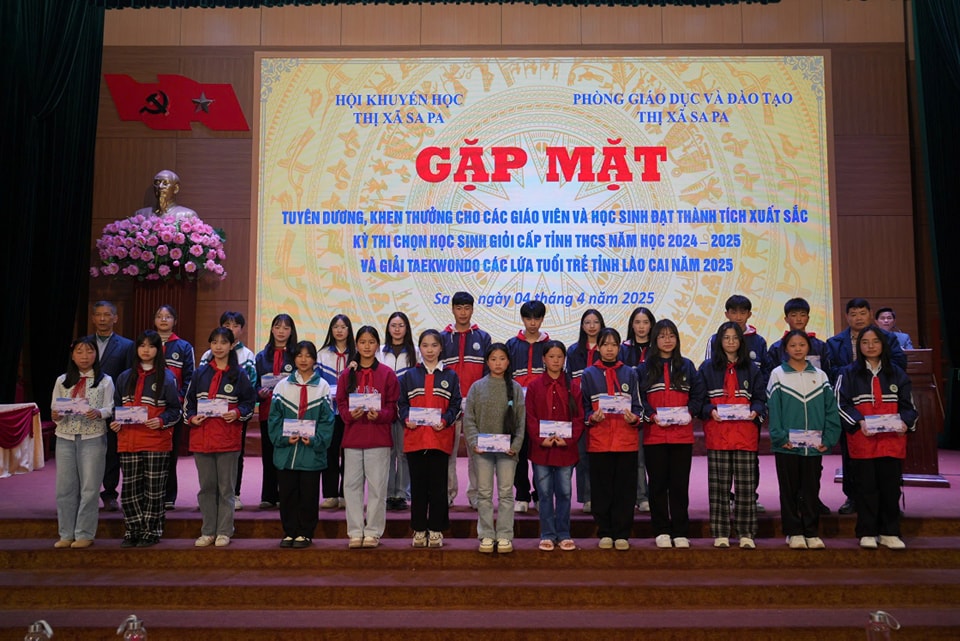 Tôn vinh 87 cá nhân tiêu biểu trong học tập và thể thao. (Ảnh Truyền Hình Sa Pa)